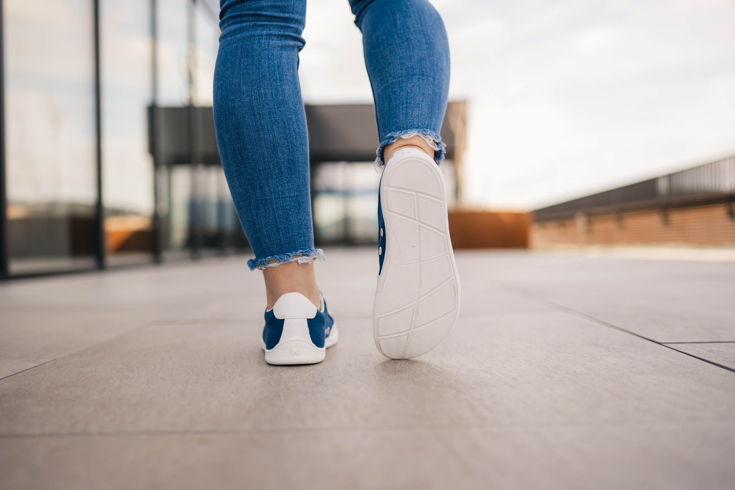 Barefoot scarpe Be Lenka Rebound - Dark Blue & White.





 scarpe estremamente leggere per tutti gli amanti del classico urbano  suola ricucita EverydayComfort Neo per una durata più lunga delle scarpe  logo in tessuto sulla linguetta e sulla tomaia delle sneakers due piccole aperture nella parte interna per l’aerazione

Vantaggi delle scarpe barefoot:
riproducono perfettamente la camminata a piedi nudila forma anatomica fornisce lo spazio sufficiente per le dita lo zero drop della suola mantiene il tallone e la punta alla stessa altezza per una corretta posturala suola, con lo spessore di 5 mm, stimola le terminazioni nervose dei piedii materiali flessibili garantiscono una migliore funzionalità dei muscoli e dei tendini del piedela leggerezza delle scarpe previene la stanchezza delle gambe
Tipo: calzatura da città