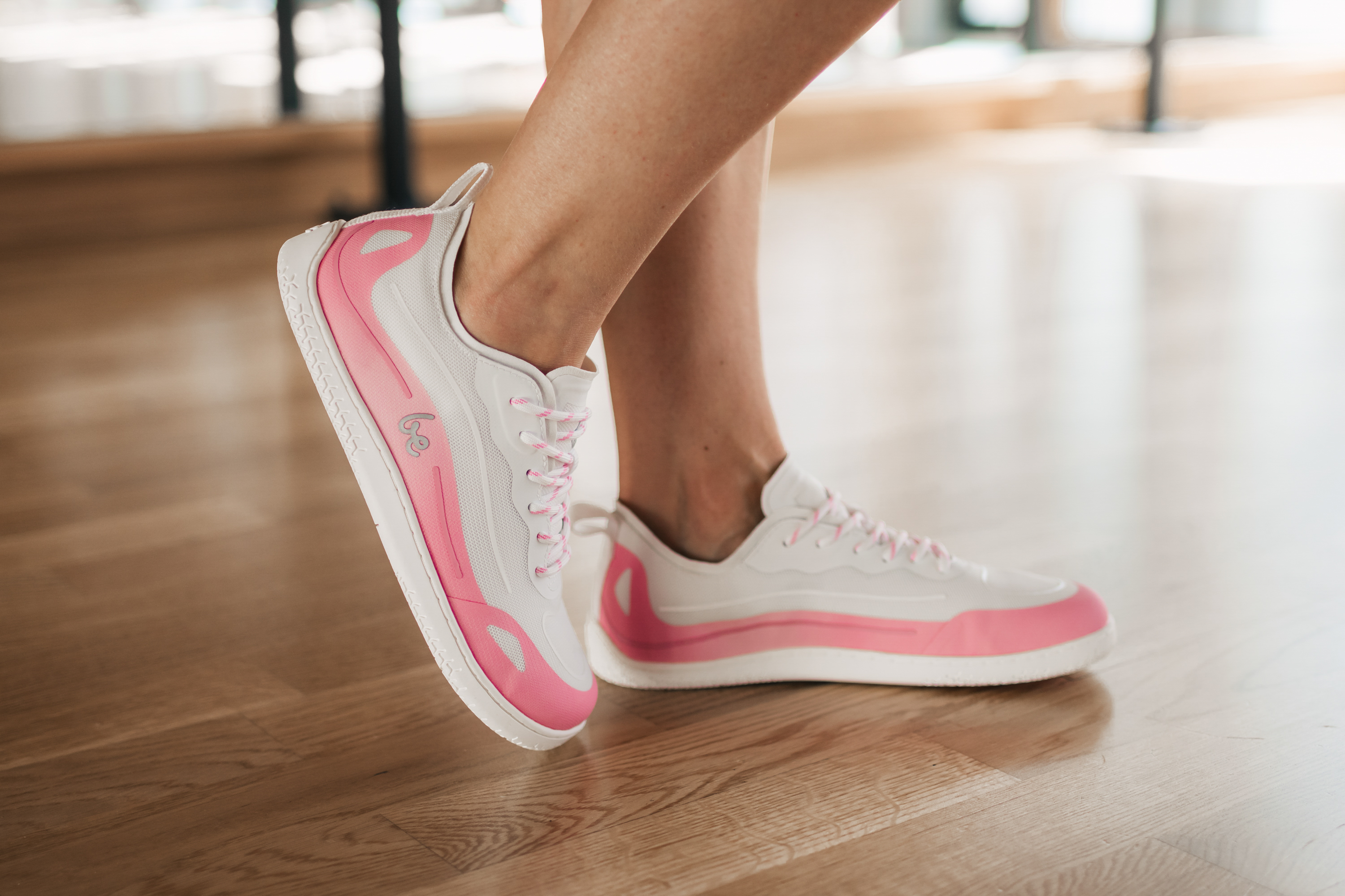 Barefoot scarpe Be Lenka Velocity - Light Pink.




Scarpe estremamente leggere per tutti gli amanti del movimento  Suola ricucita ActiveGrip Neo per una durata più lunga delle scarpe Logo Be Lenka in 3D di stile sulla tomaia della scarpa  Laccetto pratico grazie al quale fissate facilmente questo modello allo zaino   Morbida fodera piacevole al tattoLa soletta antibatterica drena bene l’umiditàLe scarpe non sono destinate ad attività sportive intensive come ad esempio la corsa

Vantaggi delle scarpe barefoot:
riproducono perfettamente la camminata a piedi nudila forma anatomica offre uno spazio generoso per le ditalo zero drop della suola mantiene il tallone e la punta alla stessa altezza per una corretta postura del corpola suola, dello spessore di 5 mm, stimola le terminazioni nervose del piedei materiali flessibili garantiscono una migliore funzionalità dei muscoli e dei tendinila leggerezza previene la stanchezza dei piedi
Tipo: calzatura da città