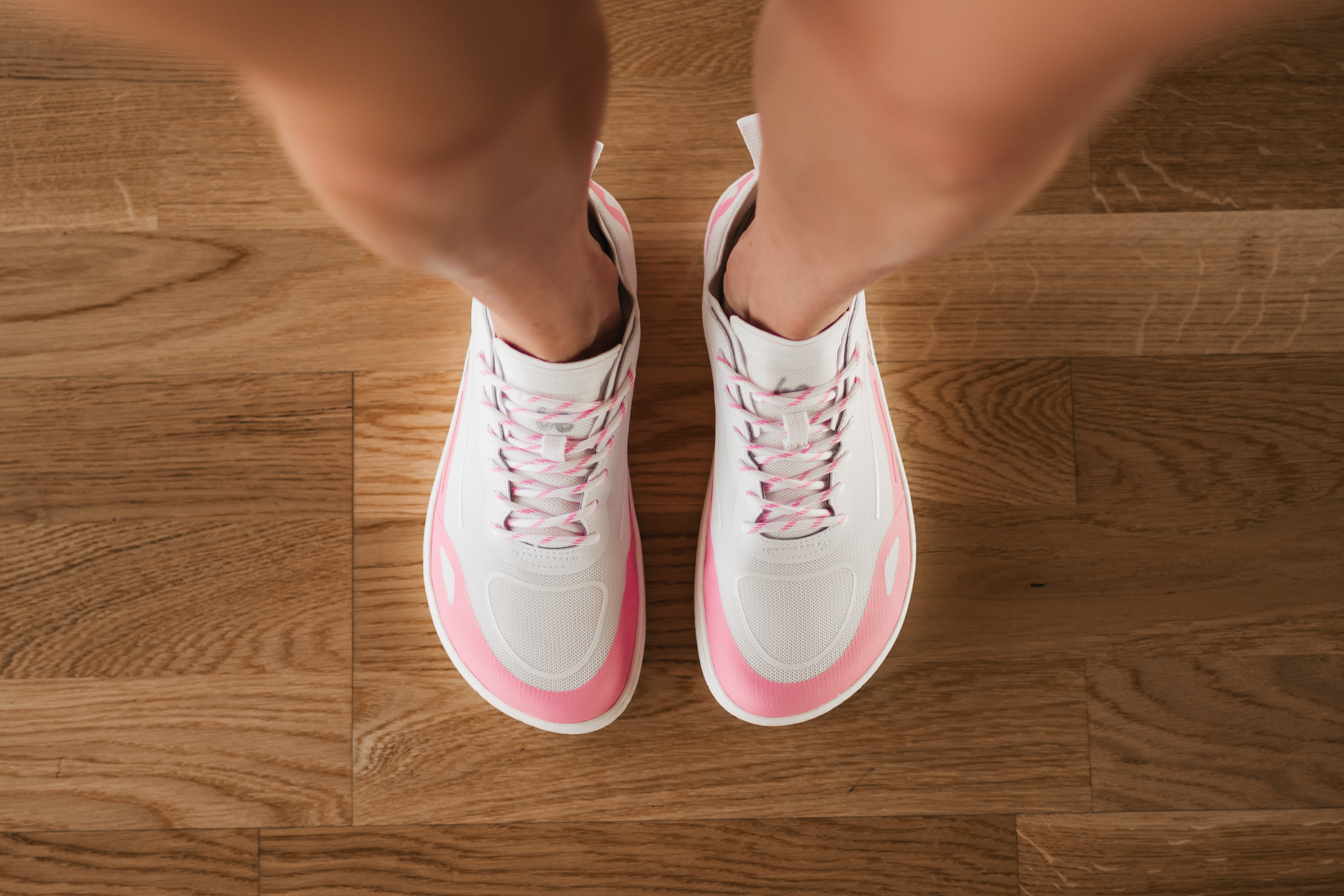 Barefoot scarpe Be Lenka Velocity - Light Pink.




Scarpe estremamente leggere per tutti gli amanti del movimento  Suola ricucita ActiveGrip Neo per una durata più lunga delle scarpe Logo Be Lenka in 3D di stile sulla tomaia della scarpa  Laccetto pratico grazie al quale fissate facilmente questo modello allo zaino   Morbida fodera piacevole al tattoLa soletta antibatterica drena bene l’umiditàLe scarpe non sono destinate ad attività sportive intensive come ad esempio la corsa

Vantaggi delle scarpe barefoot:
riproducono perfettamente la camminata a piedi nudila forma anatomica offre uno spazio generoso per le ditalo zero drop della suola mantiene il tallone e la punta alla stessa altezza per una corretta postura del corpola suola, dello spessore di 5 mm, stimola le terminazioni nervose del piedei materiali flessibili garantiscono una migliore funzionalità dei muscoli e dei tendinila leggerezza previene la stanchezza dei piedi
Tipo: calzatura da città