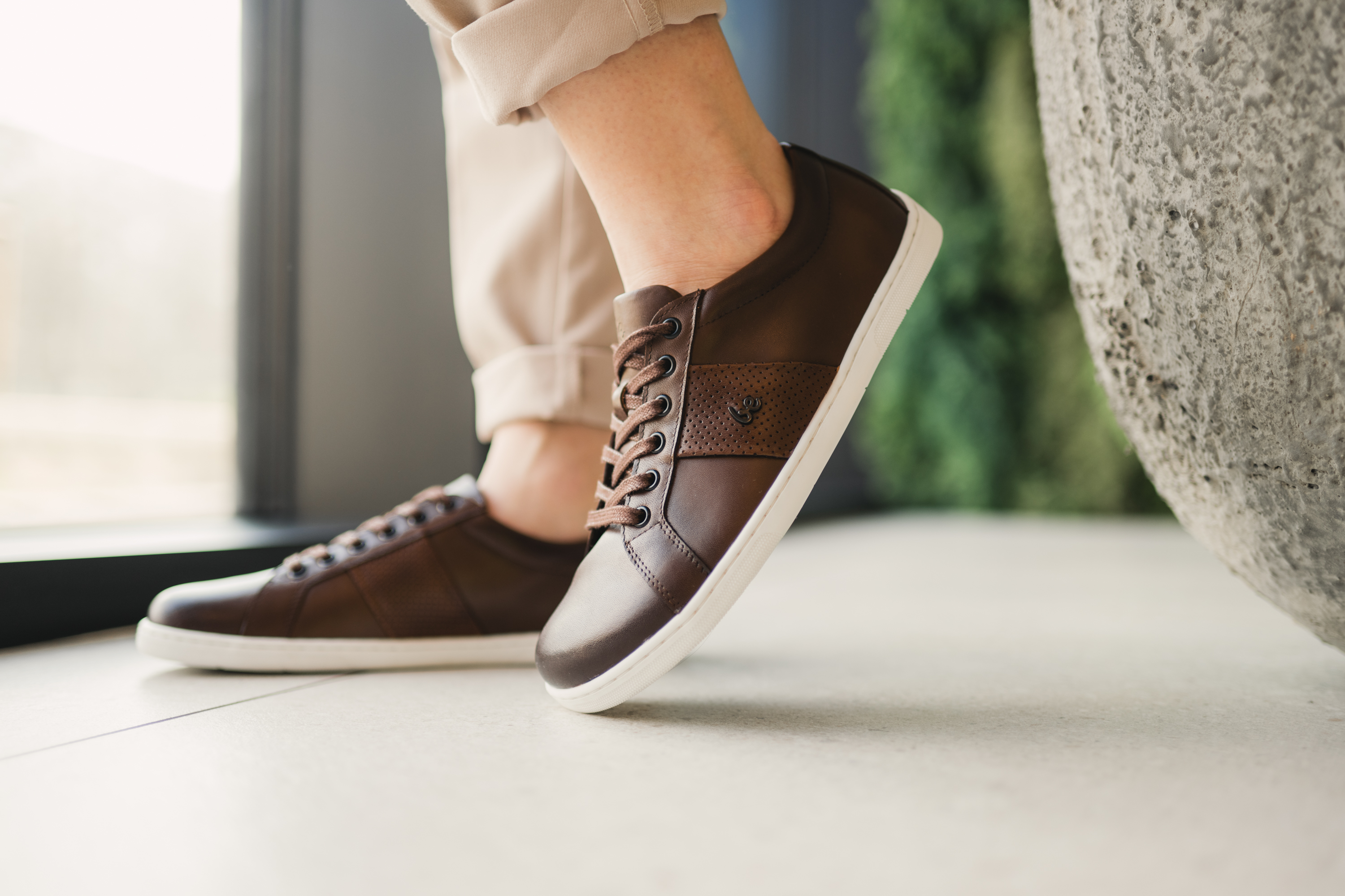 Barefoot scarpe Be Lenka Elite - Dark Brown.
sneakers per la città facilmente abbinabiliprodotte in pelle nappa di qualitàgrip progettato per il movimento di tutto il giorno con le scarpe barefootlavoro artigianale di precisione con attenzione ad ogni dettaglioelementi vivacizzanti sotto forma di una striscia e del logo in metallo “Be”
Vantaggi delle scarpe barefoot:
imitano perfettamente la camminata a piedi nudila forma anatomica della scarpa offre un ampio spazio per le ditalo zero drop della suola mantiene il tallone e la punta alla stessa altezza per una corretta posturala suola, con uno spessore di soli 4 mm, stimola le terminazioni nervosii materiali flessibili garantiscono una migliore funzionalità dei muscoli e delle tendinila leggerezza delle scarpe è una prevenzione contro la stanchezza dei piedi
Tipo: calzatura da città