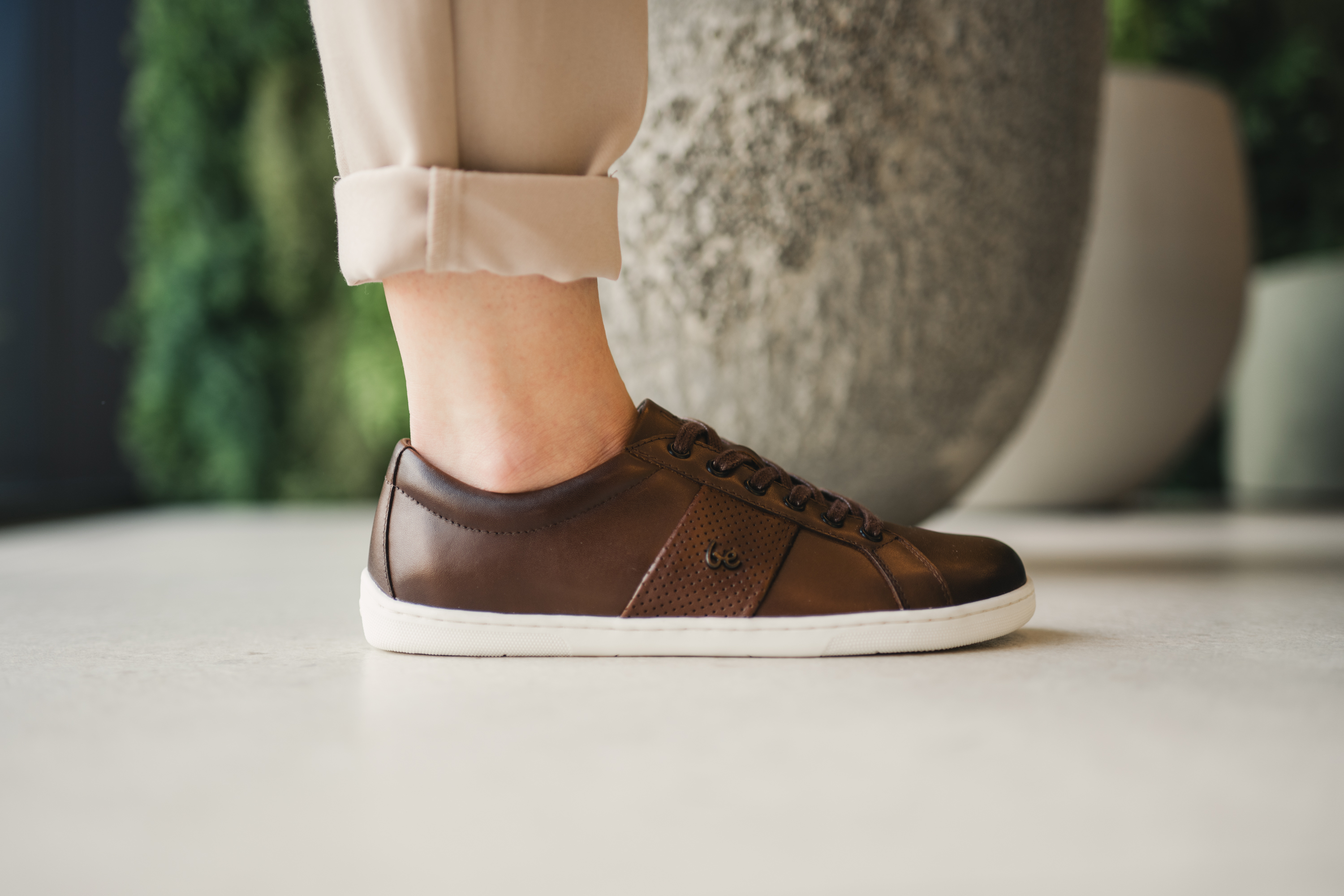 Barefoot scarpe Be Lenka Elite - Dark Brown.
sneakers per la città facilmente abbinabiliprodotte in pelle nappa di qualitàgrip progettato per il movimento di tutto il giorno con le scarpe barefootlavoro artigianale di precisione con attenzione ad ogni dettaglioelementi vivacizzanti sotto forma di una striscia e del logo in metallo “Be”
Vantaggi delle scarpe barefoot:
imitano perfettamente la camminata a piedi nudila forma anatomica della scarpa offre un ampio spazio per le ditalo zero drop della suola mantiene il tallone e la punta alla stessa altezza per una corretta posturala suola, con uno spessore di soli 4 mm, stimola le terminazioni nervosii materiali flessibili garantiscono una migliore funzionalità dei muscoli e delle tendinila leggerezza delle scarpe è una prevenzione contro la stanchezza dei piedi
Tipo: calzatura da città