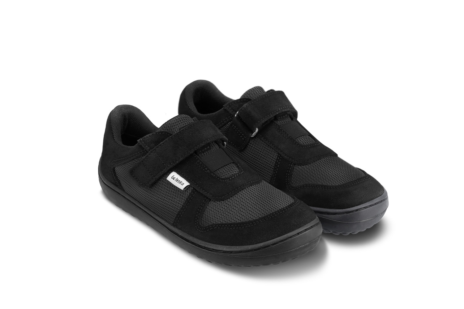 Barefoot scarpe sportive bambini Be Lenka Joy - All Black.
  le scarpe barefoot riproducono perfettamente la sensazione di camminare a piedi nudi come vorrebbe la natura  suola ricucita per una maggiore durata  la suola KidsComfort, grazie ai suoi solchi, garantisce una stabilità e un controllo perfetti ad ogni passo  calzata pratica grazie alla chiusura a velcro  scarpe basse e leggere con un’ allegra combinazione di pelle e tessuto  soletta rimovibile che drena benissimo l’umidità
I vantaggi della scarpa Barefoot:
  Suola ultra flessibile  Zero drop: il tallone e la punta sono alla stessa altezza per una corretta postura  Punta maggiorata per dita più rilassate  Scarpa leggera
Tipo: calzatura da città