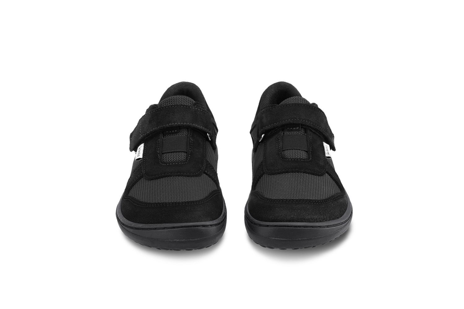 Barefoot scarpe sportive bambini Be Lenka Joy - All Black.
  le scarpe barefoot riproducono perfettamente la sensazione di camminare a piedi nudi come vorrebbe la natura  suola ricucita per una maggiore durata  la suola KidsComfort, grazie ai suoi solchi, garantisce una stabilità e un controllo perfetti ad ogni passo  calzata pratica grazie alla chiusura a velcro  scarpe basse e leggere con un’ allegra combinazione di pelle e tessuto  soletta rimovibile che drena benissimo l’umidità
I vantaggi della scarpa Barefoot:
  Suola ultra flessibile  Zero drop: il tallone e la punta sono alla stessa altezza per una corretta postura  Punta maggiorata per dita più rilassate  Scarpa leggera
Tipo: calzatura da città