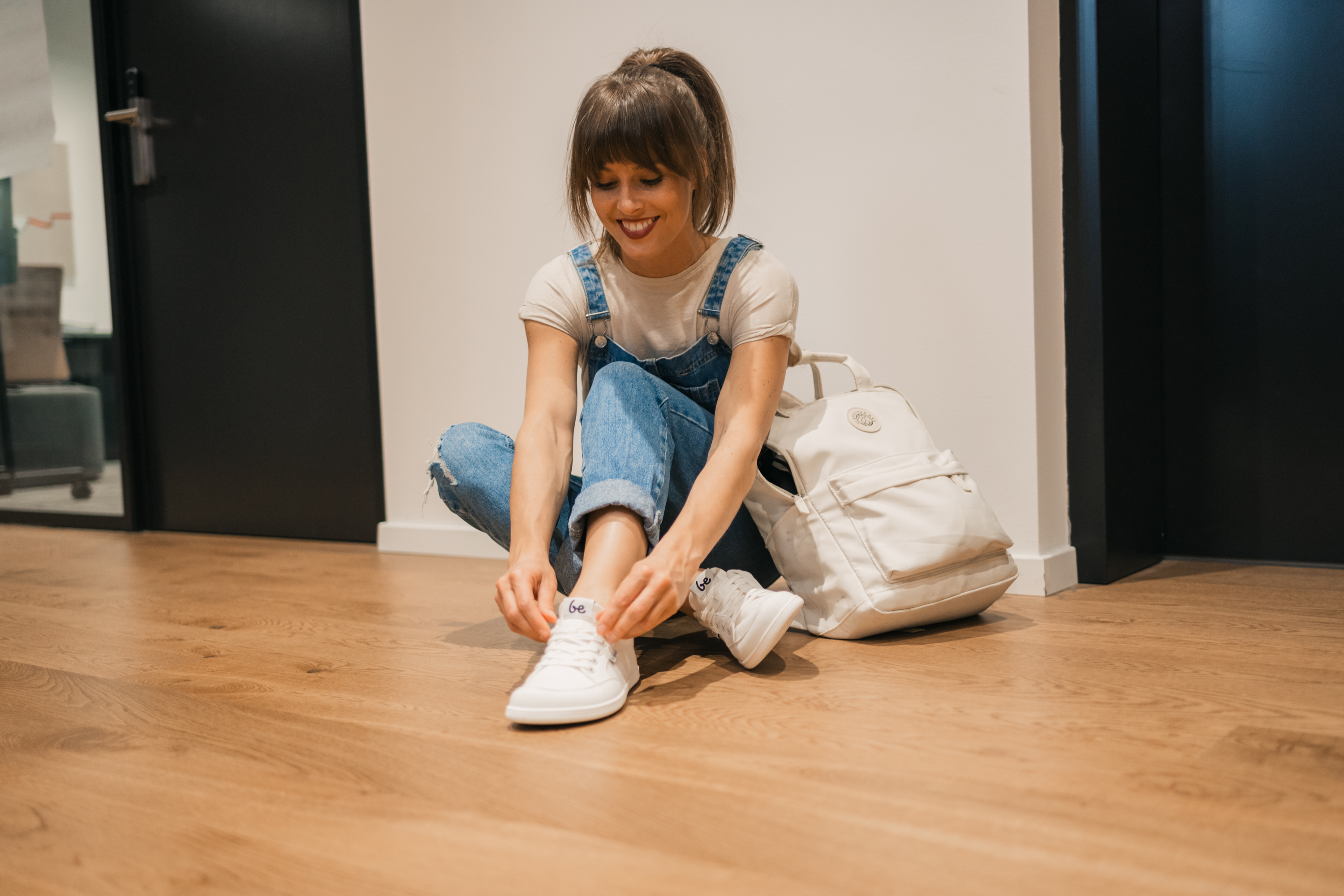 Barefoot scarpe Be Lenka Rebound - All White.





 scarpe estremamente leggere per tutti gli amanti del classico urbano  suola ricucita EverydayComfort Neo per una durata più lunga delle scarpe  logo in tessuto sulla linguetta e sulla tomaia delle sneakers due piccole aperture nella parte interna per l’aerazione

Vantaggi delle scarpe barefoot:
riproducono perfettamente la camminata a piedi nudila forma anatomica fornisce lo spazio sufficiente per le dita lo zero drop della suola mantiene il tallone e la punta alla stessa altezza per una corretta posturala suola, con lo spessore di 5 mm, stimola le terminazioni nervose dei piedii materiali flessibili garantiscono una migliore funzionalità dei muscoli e dei tendini del piedela leggerezza delle scarpe previene la stanchezza delle gambe
Tipo: calzatura da città