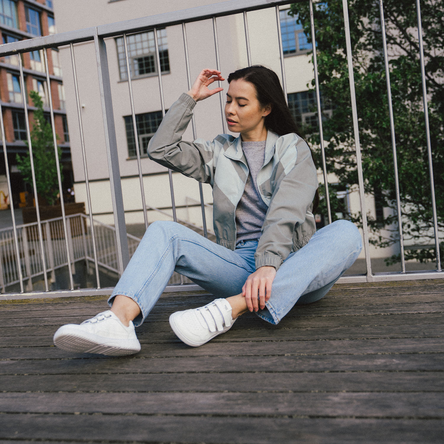 Barefoot Sneakers Barebarics Zing Velcro - All White - Leather.
Forma anatomica - le sneakers rispettano la forma dei piedi.
Più informazioni
calzatura da cittàdesign urbano modernoprogettate e prodotte a mano in UE con materiali locali e sostenibiliottima resistenza e costanza dei colori dei materialidisponibili nelle taglie: 36-47 (secondo le misure europee)