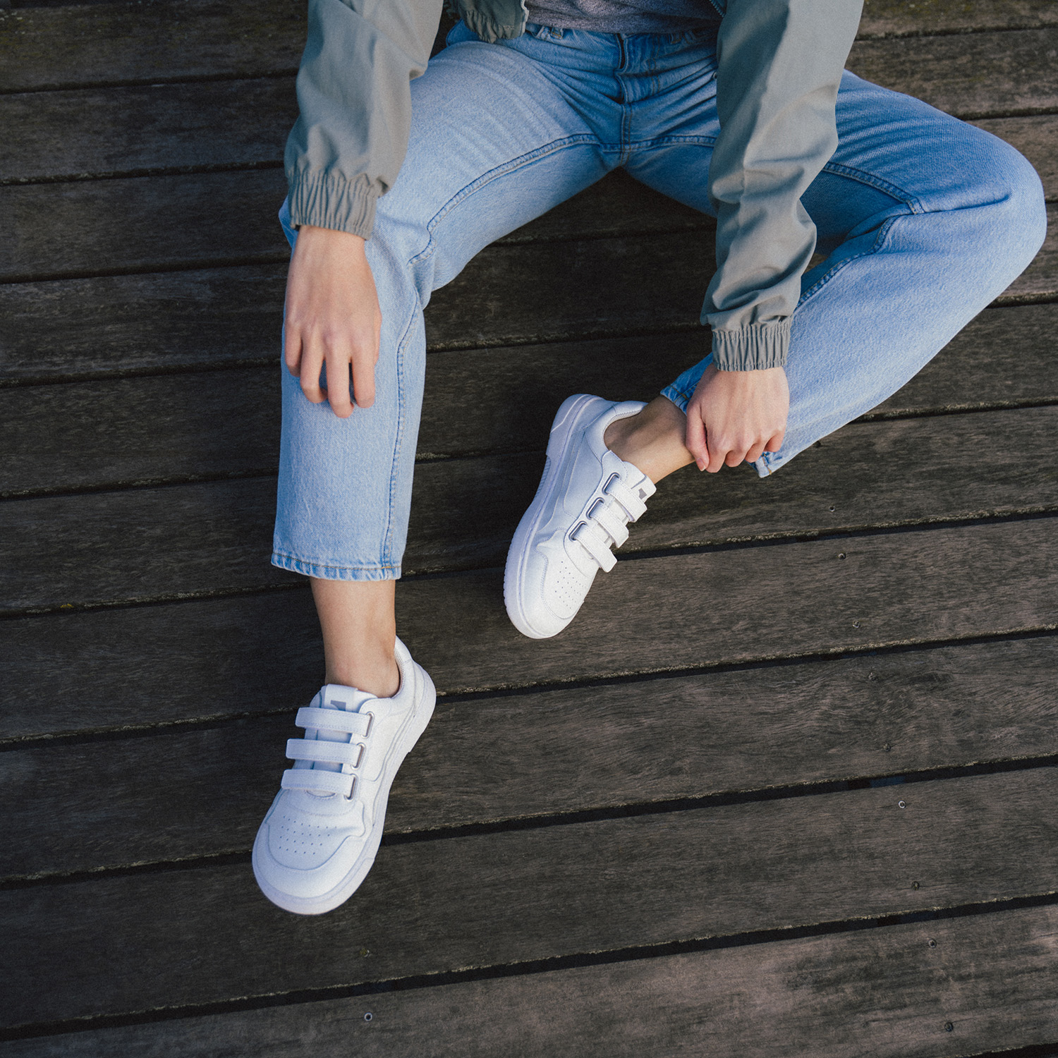 Barefoot Sneakers Barebarics Zing Velcro - All White - Leather.
Forma anatomica - le sneakers rispettano la forma dei piedi.
Più informazioni
calzatura da cittàdesign urbano modernoprogettate e prodotte a mano in UE con materiali locali e sostenibiliottima resistenza e costanza dei colori dei materialidisponibili nelle taglie: 36-47 (secondo le misure europee)