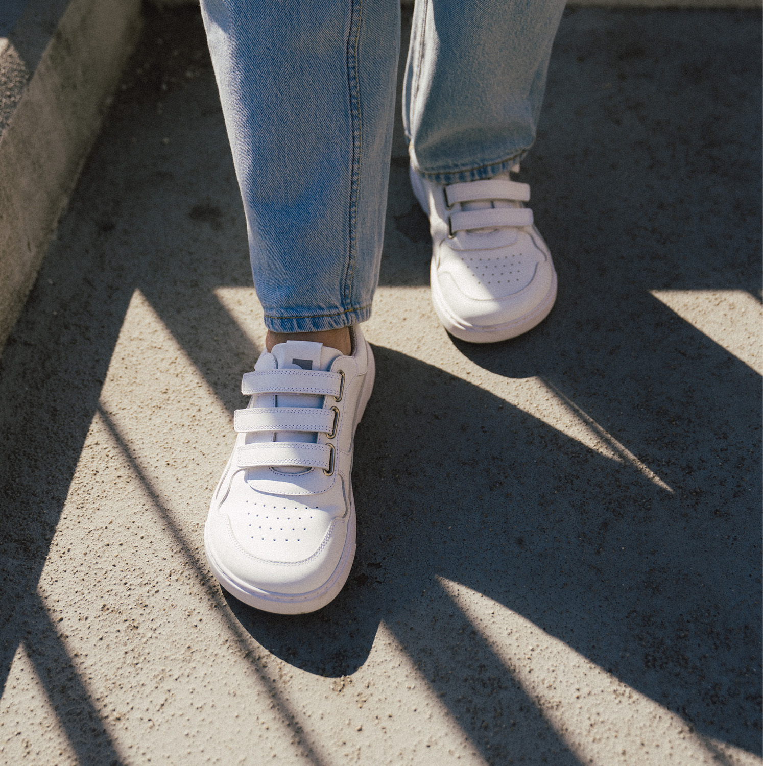 Barefoot Sneakers Barebarics Zing Velcro - All White - Leather.
Forma anatomica - le sneakers rispettano la forma dei piedi.
Più informazioni
calzatura da cittàdesign urbano modernoprogettate e prodotte a mano in UE con materiali locali e sostenibiliottima resistenza e costanza dei colori dei materialidisponibili nelle taglie: 36-47 (secondo le misure europee)