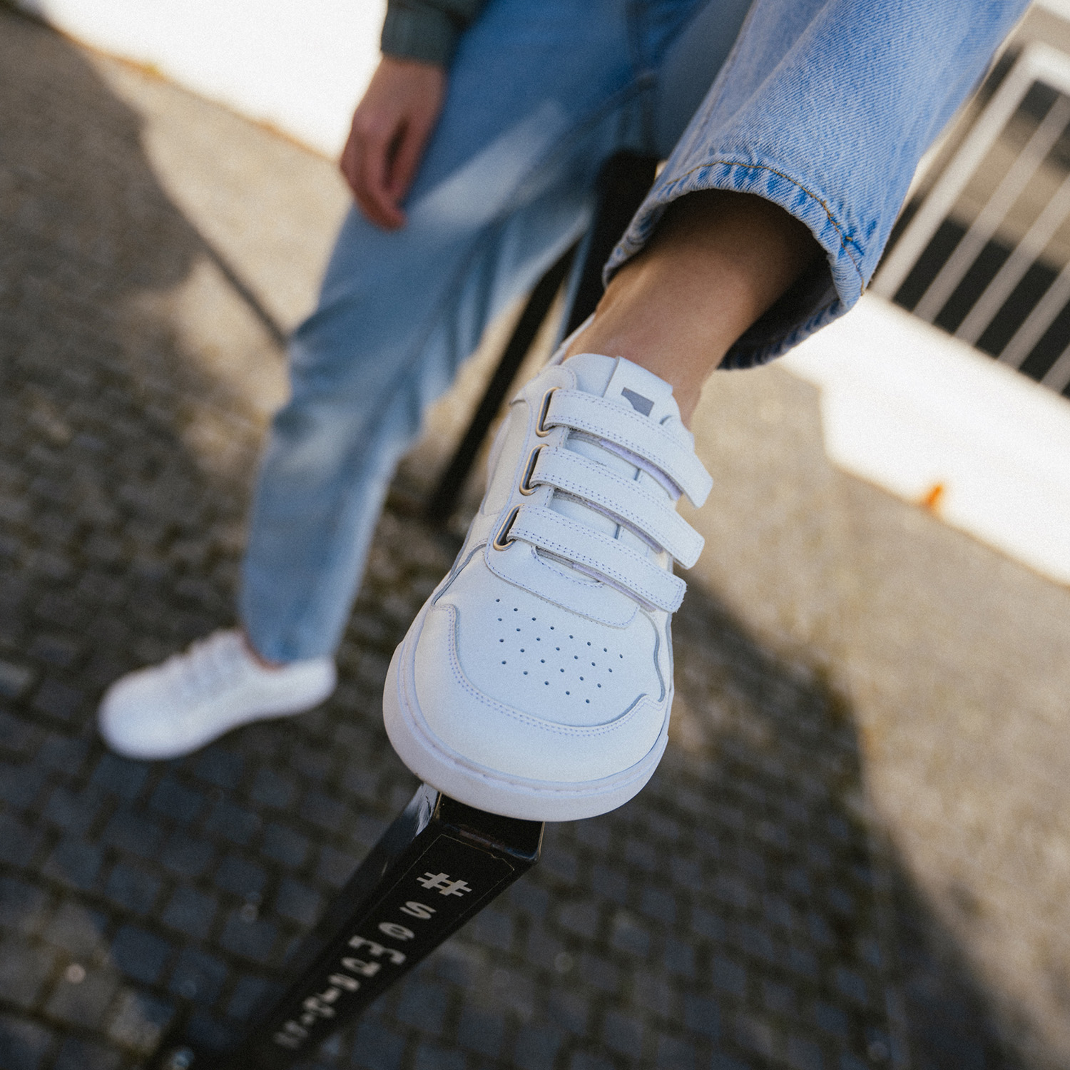 Barefoot Sneakers Barebarics Zing Velcro - All White - Leather.
Forma anatomica - le sneakers rispettano la forma dei piedi.
Più informazioni
calzatura da cittàdesign urbano modernoprogettate e prodotte a mano in UE con materiali locali e sostenibiliottima resistenza e costanza dei colori dei materialidisponibili nelle taglie: 36-47 (secondo le misure europee)