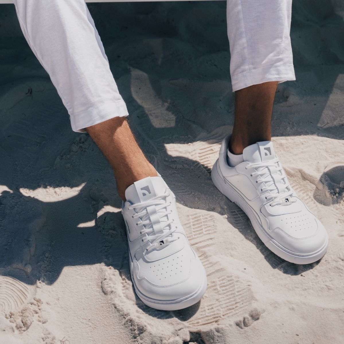 Barefoot Sneakers Barebarics Zing - All White - Leather.
Forma anatomica: le scarpe rispettano la forma del piede.
Più informazioni
calzatura da cittàdesign urbano modernoprogettato e realizzato a mano con materiali locali e sostenibili nell’Unione Europeaottima resistenza e consistenza del coloretecnologia Dermodry Coolmax® per il drenaggio dell’umiditàdisponibile nella taglia 36-47 (secondo le misure UE)