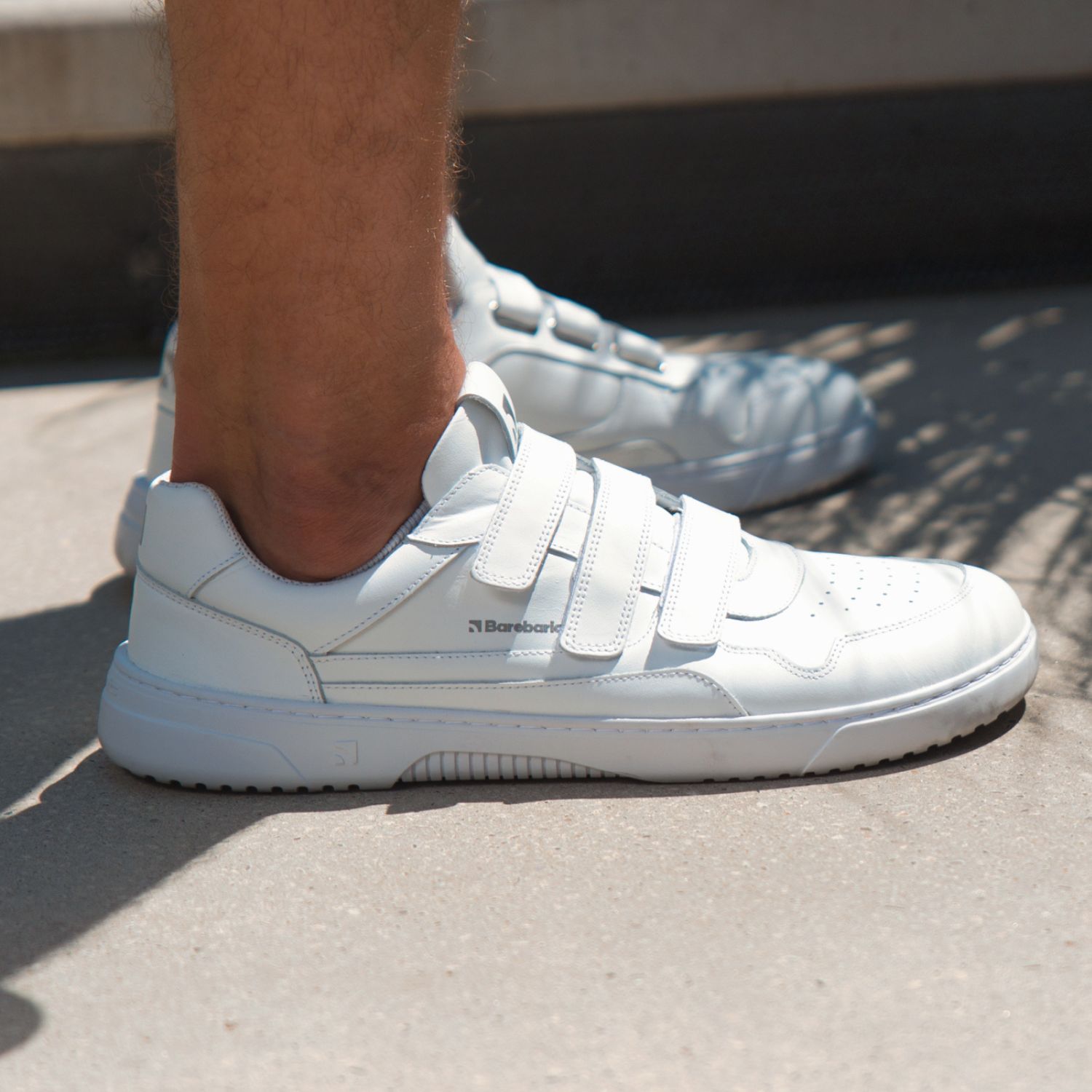 Barefoot Sneakers Barebarics Zing Velcro - All White - Leather.
Forma anatomica - le sneakers rispettano la forma dei piedi.
Più informazioni
calzatura da cittàdesign urbano modernoprogettate e prodotte a mano in UE con materiali locali e sostenibiliottima resistenza e costanza dei colori dei materialidisponibili nelle taglie: 36-47 (secondo le misure europee)