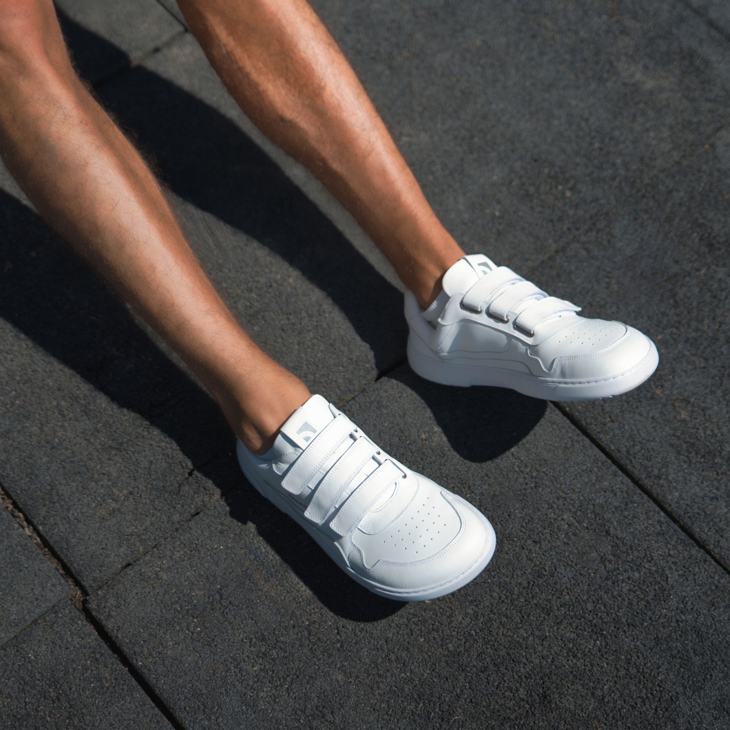 Barefoot Sneakers Barebarics Zing Velcro - All White - Leather.
Forma anatomica - le sneakers rispettano la forma dei piedi.
Più informazioni
calzatura da cittàdesign urbano modernoprogettate e prodotte a mano in UE con materiali locali e sostenibiliottima resistenza e costanza dei colori dei materialidisponibili nelle taglie: 36-47 (secondo le misure europee)