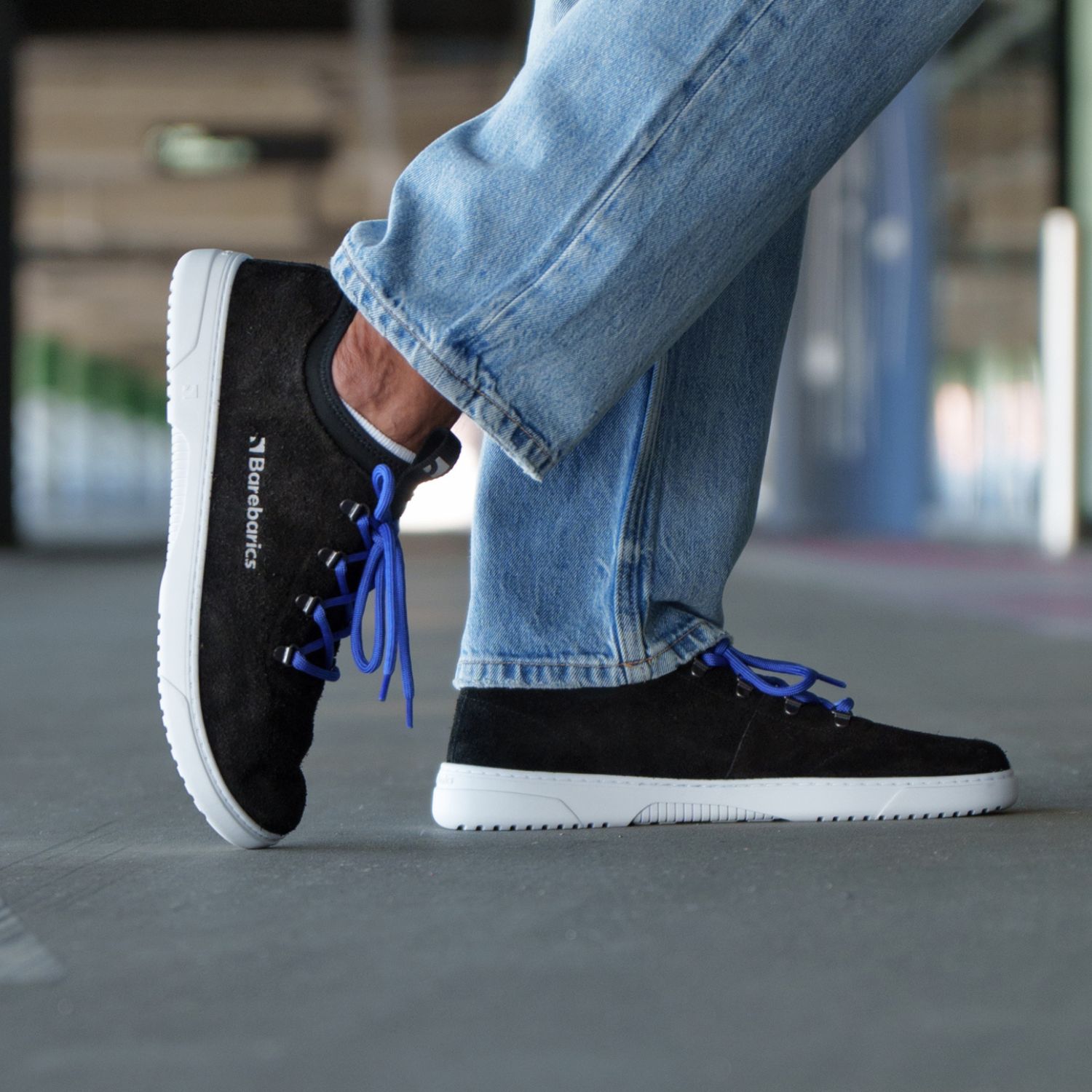 Barefoot Sneakers Barebarics Bronx - Black.
Le sneaker Barebarics sono prodotte utilizzando processi che riducono al minimo l'impatto sull'ambiente.
  La tomaia è composta da pelle e tessuto  La fodera è prodotta in lycra e microfibra  La suola è prodotta in gomma morbida sintetica ed è molto resistente all’usura.




Attributi barefoot
    Forma anatomica – la scarpa sportiva ricalca la forma del piede.

Più informazioni
calzatura da cittàdesign urbano modernoprogettato e realizzato a mano con materiali locali e sostenibili nell’Unione Europeaottima resistenza e consistenza del coloredisponibile nella taglia 36-47 (secondo le misure UE)