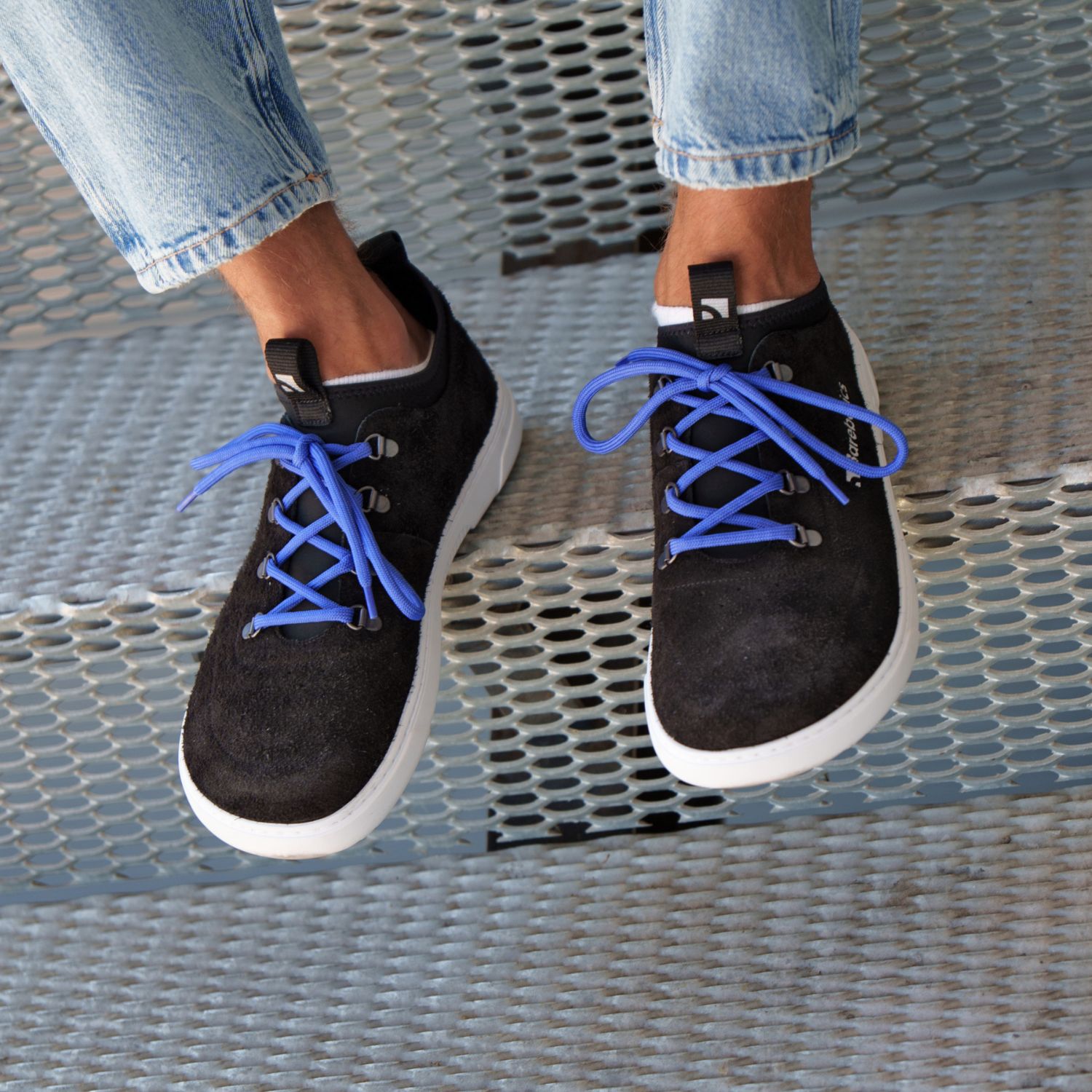 Barefoot Sneakers Barebarics Bronx - Black.
Le sneaker Barebarics sono prodotte utilizzando processi che riducono al minimo l'impatto sull'ambiente.
  La tomaia è composta da pelle e tessuto  La fodera è prodotta in lycra e microfibra  La suola è prodotta in gomma morbida sintetica ed è molto resistente all’usura.




Attributi barefoot
    Forma anatomica – la scarpa sportiva ricalca la forma del piede.

Più informazioni
calzatura da cittàdesign urbano modernoprogettato e realizzato a mano con materiali locali e sostenibili nell’Unione Europeaottima resistenza e consistenza del coloredisponibile nella taglia 36-47 (secondo le misure UE)