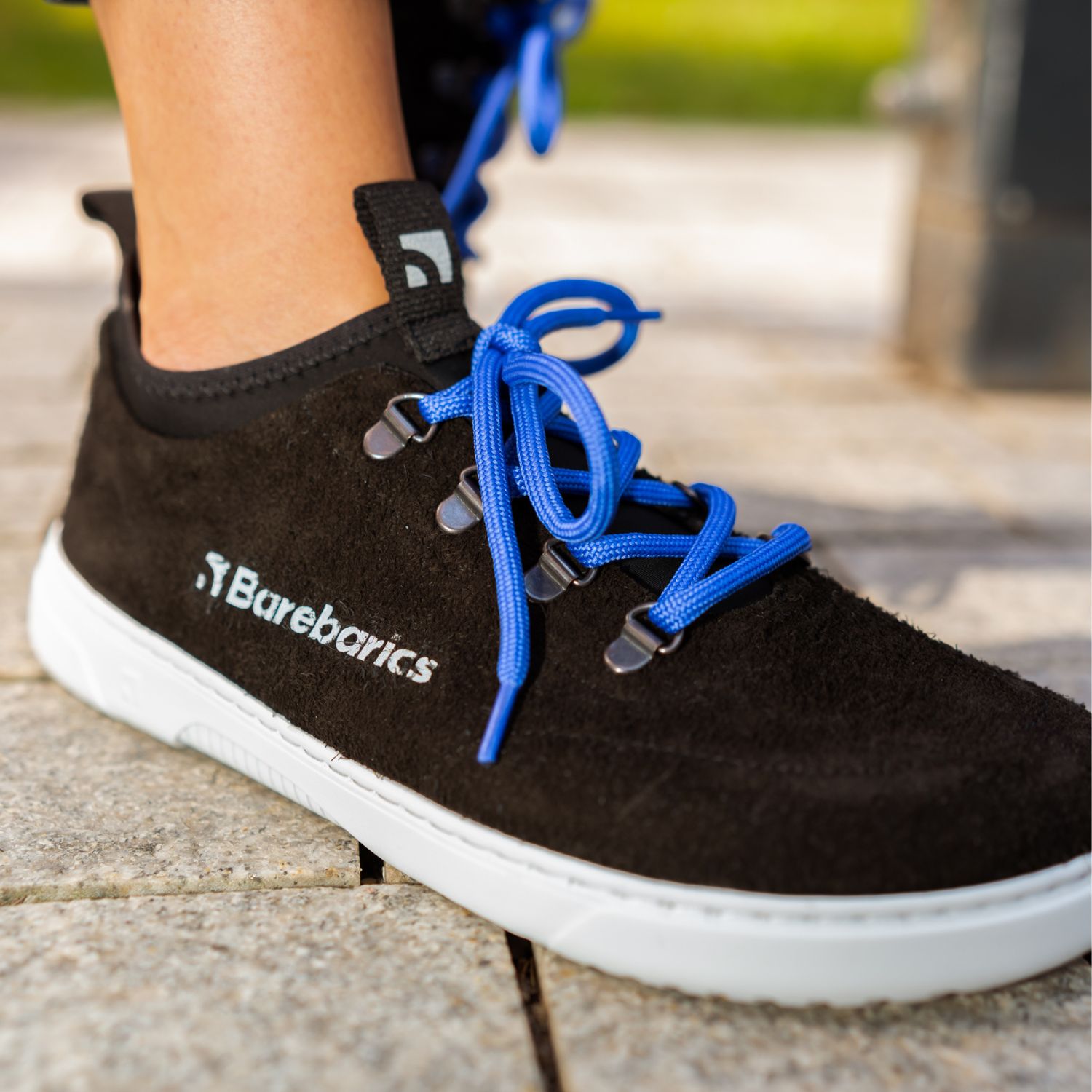 Barefoot Sneakers Barebarics Bronx - Black.
Le sneaker Barebarics sono prodotte utilizzando processi che riducono al minimo l'impatto sull'ambiente.
  La tomaia è composta da pelle e tessuto  La fodera è prodotta in lycra e microfibra  La suola è prodotta in gomma morbida sintetica ed è molto resistente all’usura.




Attributi barefoot
    Forma anatomica – la scarpa sportiva ricalca la forma del piede.

Più informazioni
calzatura da cittàdesign urbano modernoprogettato e realizzato a mano con materiali locali e sostenibili nell’Unione Europeaottima resistenza e consistenza del coloredisponibile nella taglia 36-47 (secondo le misure UE)