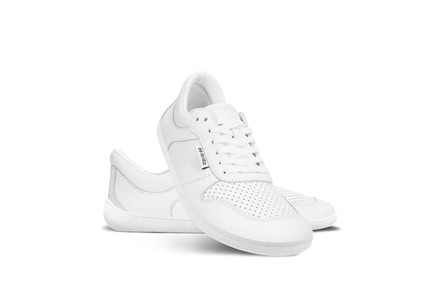 Barefoot scarpe sportive Be Lenka Champ 3.0 - All White.
Tomaia: Pelle nappaFodera: microfibraSuola: TR (UrbanComfort)Sottopiede: PU riciclato + cotone (rimovibile)Realizzato in Portogallo
la terza generazione di uno dei modelli più popolari Be Lenkai colori e il design delle sneakers sono facilmente abbinabili a molti outfitcolletto in pelle migliorato sul talloneocchielli aggiuntivi in metallo per lacci delle scarpePelle martellata su lato e tallone per un look ancora più elegantsuola cucita per una maggiore durata della scarpala suola UrbanComfort è creata per il comfort barefoot quotidianola nuova mescola TR è caratterizzata da un'eccellente resistenza all'abrasione pur mantenendo un'eccellente flessibilitàsuola cucita per una maggiore durata della scarpa
Vantaggi delle scarpe barefoot:
imita perfettamente la camminata a piedi nudila forma anatomica della scarpa offre una generosa libertà delle dita dei piediL'inclinazione zero della suola mantiene il tallone e le dita allineate per una corretta posturaSuola stimolante spessa 4 mm (senza tacchetti) attiva le terminazioni nervose del piedei materiali flessibili garantiscono una migliore funzionalità dei muscoli e dei tendini del piedeLeggerezza della scarpa per prevenire l'affaticamento del piede
Tipo: calzatura da città