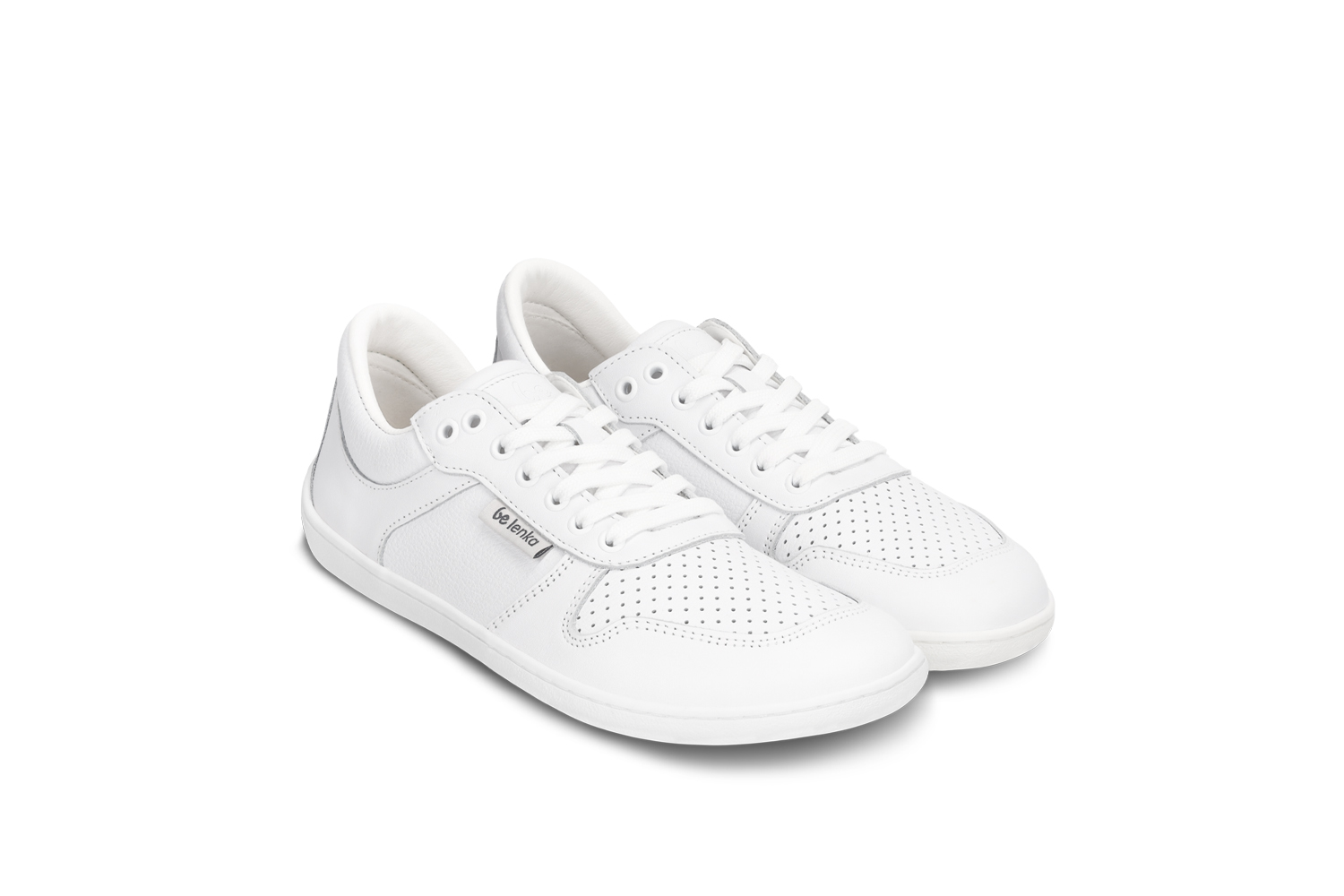 Barefoot scarpe sportive Be Lenka Champ 3.0 - All White.
Tomaia: Pelle nappaFodera: microfibraSuola: TR (UrbanComfort)Sottopiede: PU riciclato + cotone (rimovibile)Realizzato in Portogallo
la terza generazione di uno dei modelli più popolari Be Lenkai colori e il design delle sneakers sono facilmente abbinabili a molti outfitcolletto in pelle migliorato sul talloneocchielli aggiuntivi in metallo per lacci delle scarpePelle martellata su lato e tallone per un look ancora più elegantsuola cucita per una maggiore durata della scarpala suola UrbanComfort è creata per il comfort barefoot quotidianola nuova mescola TR è caratterizzata da un'eccellente resistenza all'abrasione pur mantenendo un'eccellente flessibilitàsuola cucita per una maggiore durata della scarpa
Vantaggi delle scarpe barefoot:
imita perfettamente la camminata a piedi nudila forma anatomica della scarpa offre una generosa libertà delle dita dei piediL'inclinazione zero della suola mantiene il tallone e le dita allineate per una corretta posturaSuola stimolante spessa 4 mm (senza tacchetti) attiva le terminazioni nervose del piedei materiali flessibili garantiscono una migliore funzionalità dei muscoli e dei tendini del piedeLeggerezza della scarpa per prevenire l'affaticamento del piede
Tipo: calzatura da città