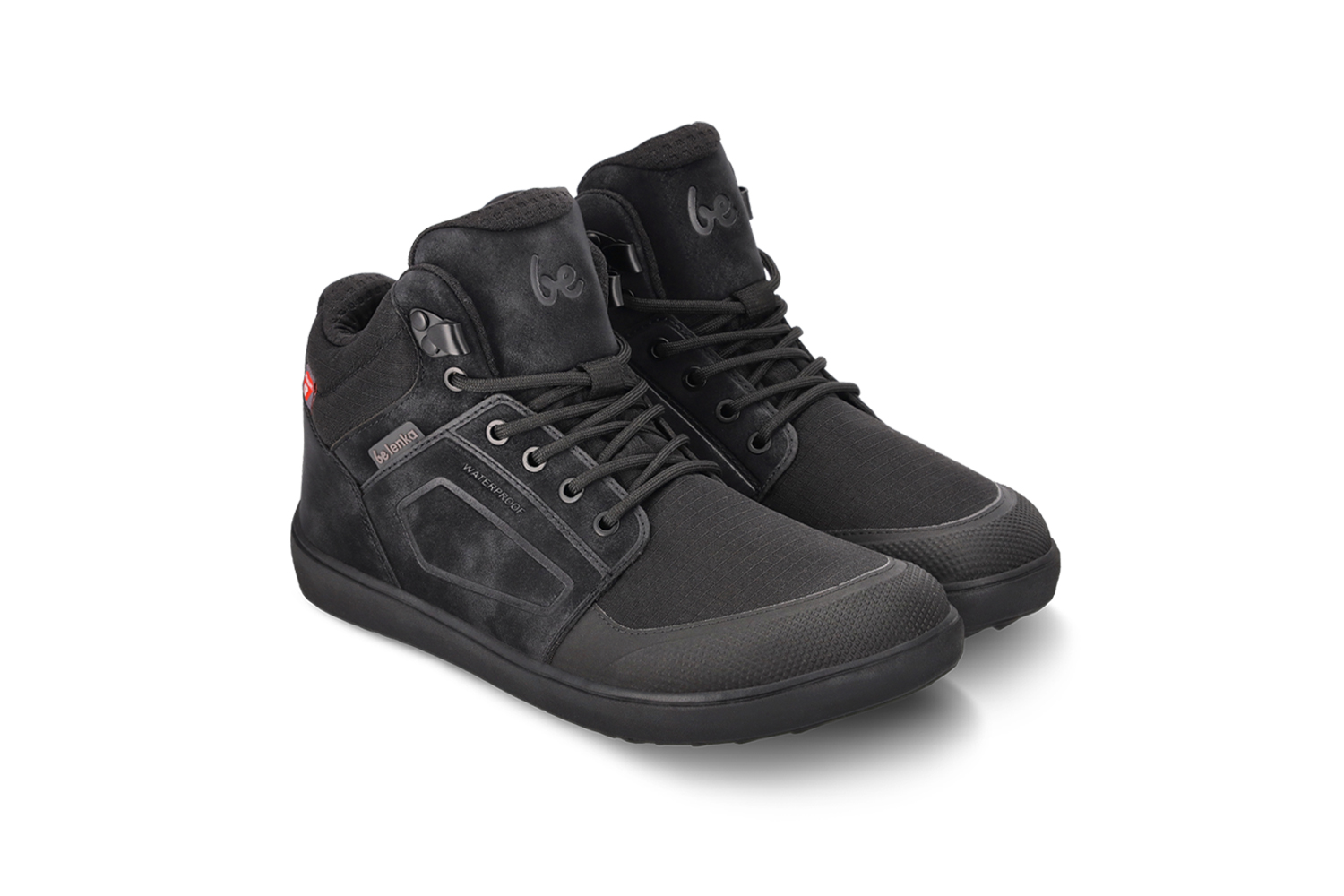 Barefoot scarpe Be Lenka ArcticEdge - All Black.
  le scarpe barefoot imitano perfettamente la camminata a piedi nudi, proprio come previsto dalla natura  tomaia tecnica in resistente materiale ripstop + TPU + PU  membrana impermeabile traspirante e ottime proprietà isolanti (ogni paio supera un test di impermeabilità)  versatile suola invernale ThermoGrip Neo con battistrada antiscivolo ed eccellente flessibilità  la fodera e il plantare Primaloft combinano leggerezza, eccezionali proprietà termiche e resistenza all'acqua  Puntale resistente
Vantaggi delle scarpe a piedi nudi:
  suola flessibile  zero drop: tallone e punta a filo per una postura corretta  alloggiamento spazioso per le dita dei piedi  scarpa leggera
Tipo: vychádzková obuv