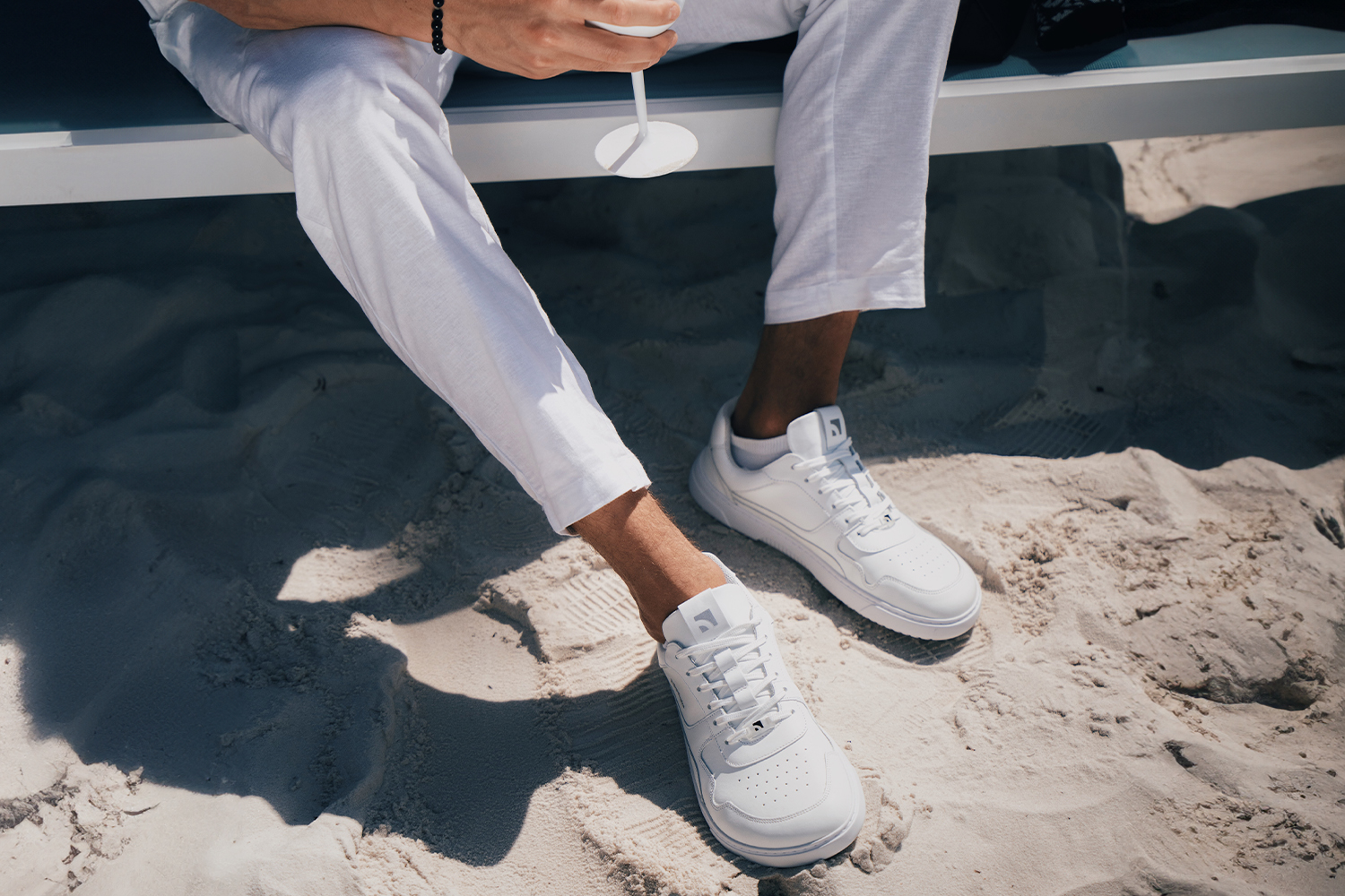 Barefoot Sneakers Barebarics Zing - All White - Leather.
Forma anatomica: le scarpe rispettano la forma del piede.
Più informazioni
calzatura da cittàdesign urbano modernoprogettato e realizzato a mano con materiali locali e sostenibili nell’Unione Europeaottima resistenza e consistenza del coloretecnologia Dermodry Coolmax® per il drenaggio dell’umiditàdisponibile nella taglia 36-47 (secondo le misure UE)