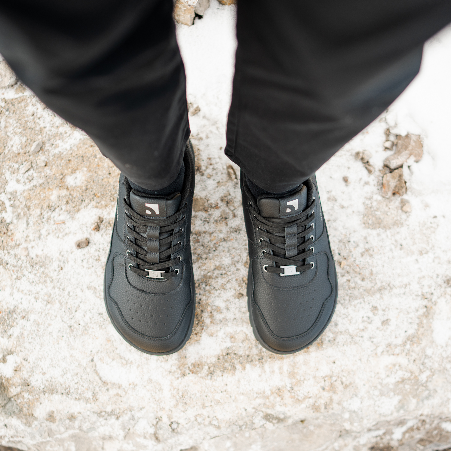 Barefoot Sneakers Barebarics Zing Frost - All Black.
  Tomaia: pelle  Fodera: pile + isolamento Primaloft  Soletta: PU + poliestere (rimovibile)  Suola: gomma (PowerGrip)  Produzione: Vietnam
Attributi barefoot:
  La suola Barebarics PowerGrip vanta un design che supporta la tua camminata e previene lo scivolamento  La tecnologia Primaloft utilizzata è il top tra i materiali termo-isolanti  Tomaia realizzata in pelle  Testato per un milione di flessioni
Vantaggi delle scarpe barefoot:
  Suola flessibile  Zero drop: tallone e punta allo stesso livello per una corretta postura  Punta spaziosa per le dita dei piedi  Scarpe leggere