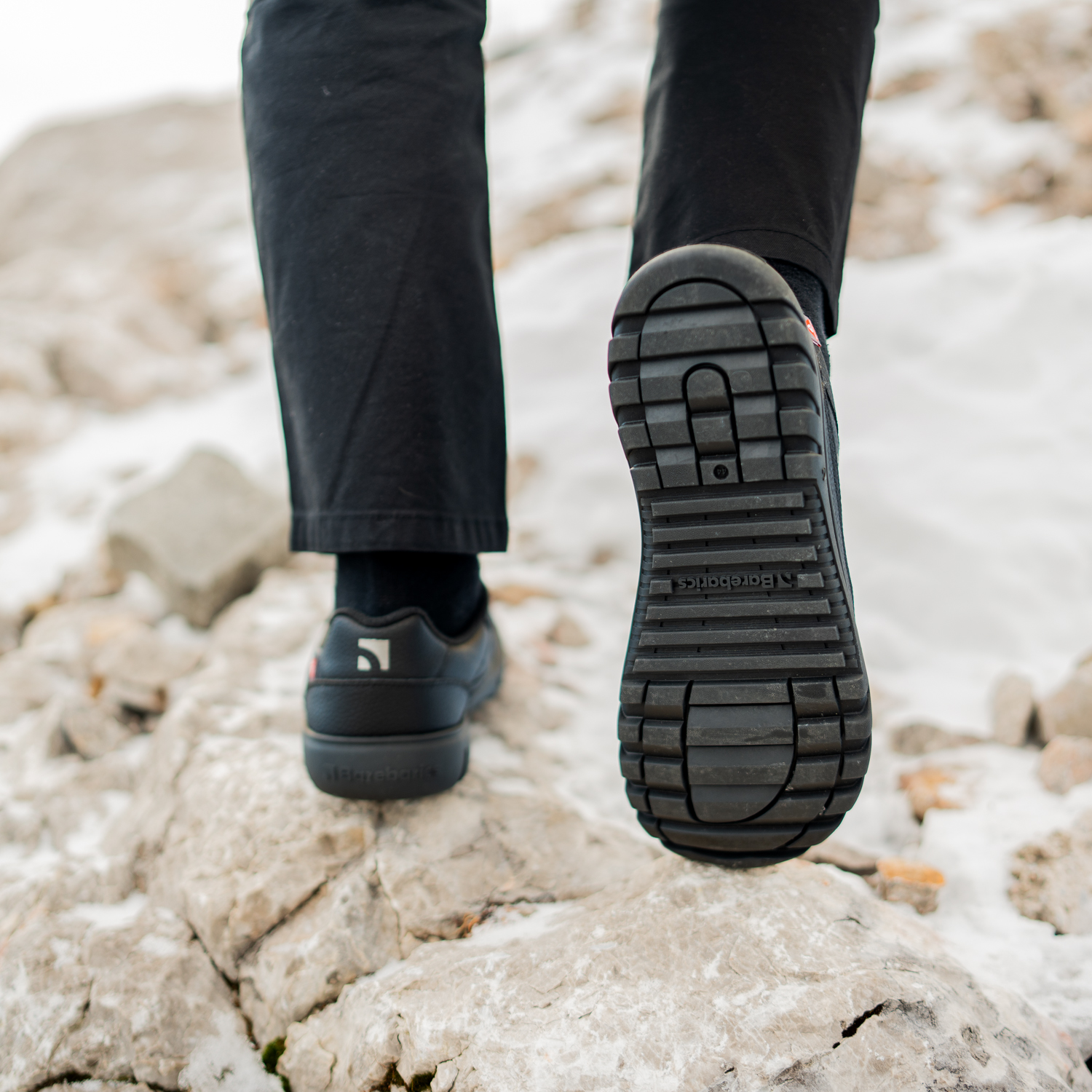 Barefoot Sneakers Barebarics Zing Frost - All Black.
  Tomaia: pelle  Fodera: pile + isolamento Primaloft  Soletta: PU + poliestere (rimovibile)  Suola: gomma (PowerGrip)  Produzione: Vietnam
Attributi barefoot:
  La suola Barebarics PowerGrip vanta un design che supporta la tua camminata e previene lo scivolamento  La tecnologia Primaloft utilizzata è il top tra i materiali termo-isolanti  Tomaia realizzata in pelle  Testato per un milione di flessioni
Vantaggi delle scarpe barefoot:
  Suola flessibile  Zero drop: tallone e punta allo stesso livello per una corretta postura  Punta spaziosa per le dita dei piedi  Scarpe leggere