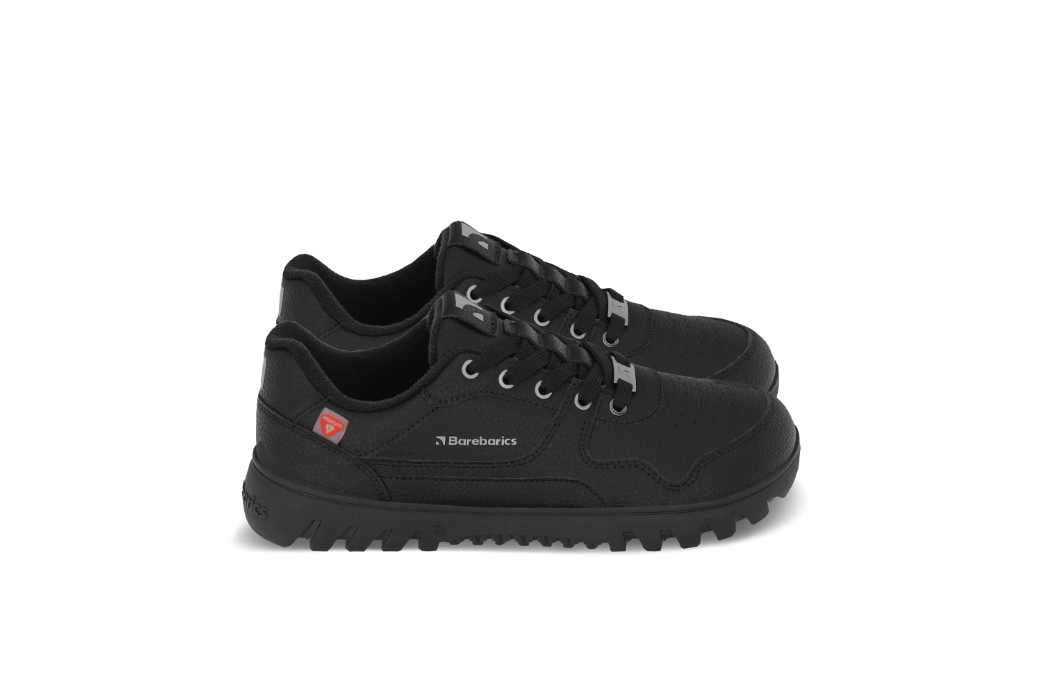 Barefoot Sneakers Barebarics Zing Frost - All Black.
  Tomaia: pelle  Fodera: pile + isolamento Primaloft  Soletta: PU + poliestere (rimovibile)  Suola: gomma (PowerGrip)  Produzione: Vietnam
Attributi barefoot:
  La suola Barebarics PowerGrip vanta un design che supporta la tua camminata e previene lo scivolamento  La tecnologia Primaloft utilizzata è il top tra i materiali termo-isolanti  Tomaia realizzata in pelle  Testato per un milione di flessioni
Vantaggi delle scarpe barefoot:
  Suola flessibile  Zero drop: tallone e punta allo stesso livello per una corretta postura  Punta spaziosa per le dita dei piedi  Scarpe leggere