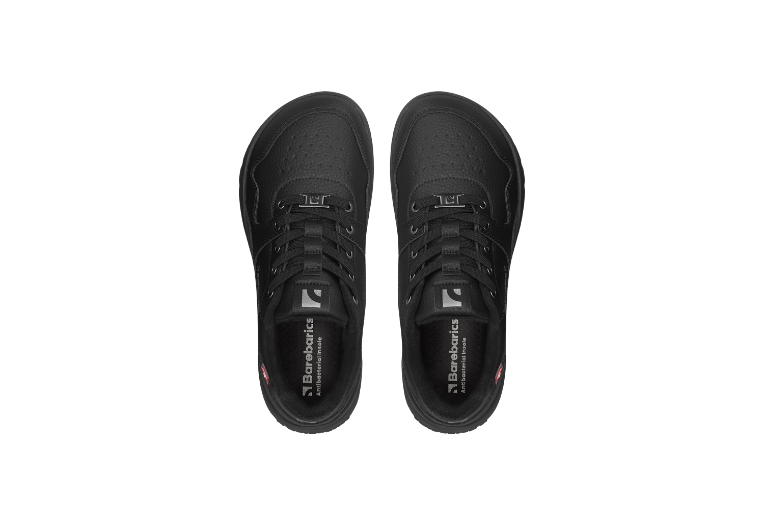 Barefoot Sneakers Barebarics Zing Frost - All Black.
  Tomaia: pelle  Fodera: pile + isolamento Primaloft  Soletta: PU + poliestere (rimovibile)  Suola: gomma (PowerGrip)  Produzione: Vietnam
Attributi barefoot:
  La suola Barebarics PowerGrip vanta un design che supporta la tua camminata e previene lo scivolamento  La tecnologia Primaloft utilizzata è il top tra i materiali termo-isolanti  Tomaia realizzata in pelle  Testato per un milione di flessioni
Vantaggi delle scarpe barefoot:
  Suola flessibile  Zero drop: tallone e punta allo stesso livello per una corretta postura  Punta spaziosa per le dita dei piedi  Scarpe leggere