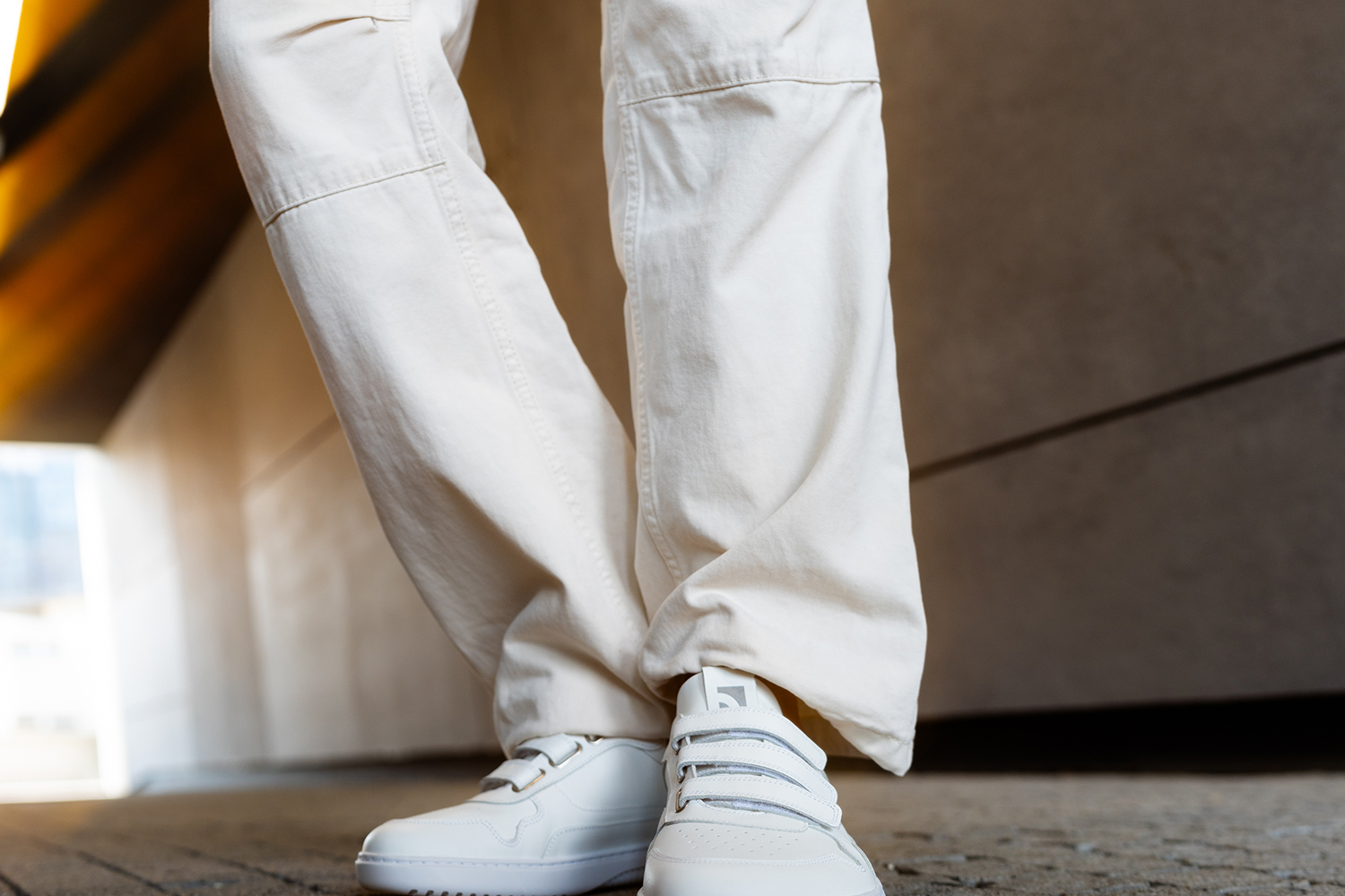 Barefoot Sneakers Barebarics Zing Velcro - All White - Leather.
Forma anatomica - le sneakers rispettano la forma dei piedi.
Più informazioni
calzatura da cittàdesign urbano modernoprogettate e prodotte a mano in UE con materiali locali e sostenibiliottima resistenza e costanza dei colori dei materialidisponibili nelle taglie: 36-47 (secondo le misure europee)