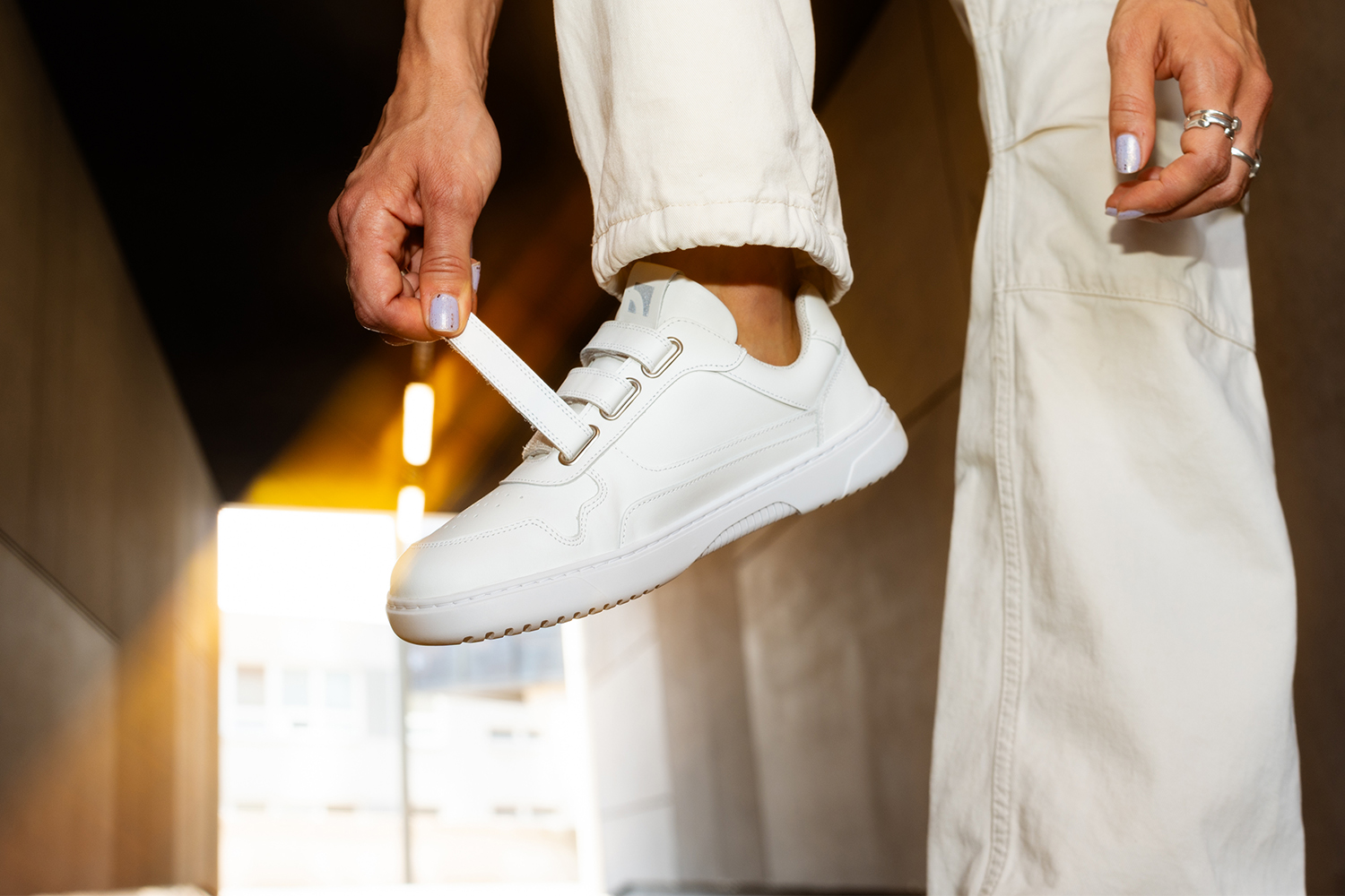 Barefoot Sneakers Barebarics Zing Velcro - All White - Leather.
Forma anatomica - le sneakers rispettano la forma dei piedi.
Più informazioni
calzatura da cittàdesign urbano modernoprogettate e prodotte a mano in UE con materiali locali e sostenibiliottima resistenza e costanza dei colori dei materialidisponibili nelle taglie: 36-47 (secondo le misure europee)