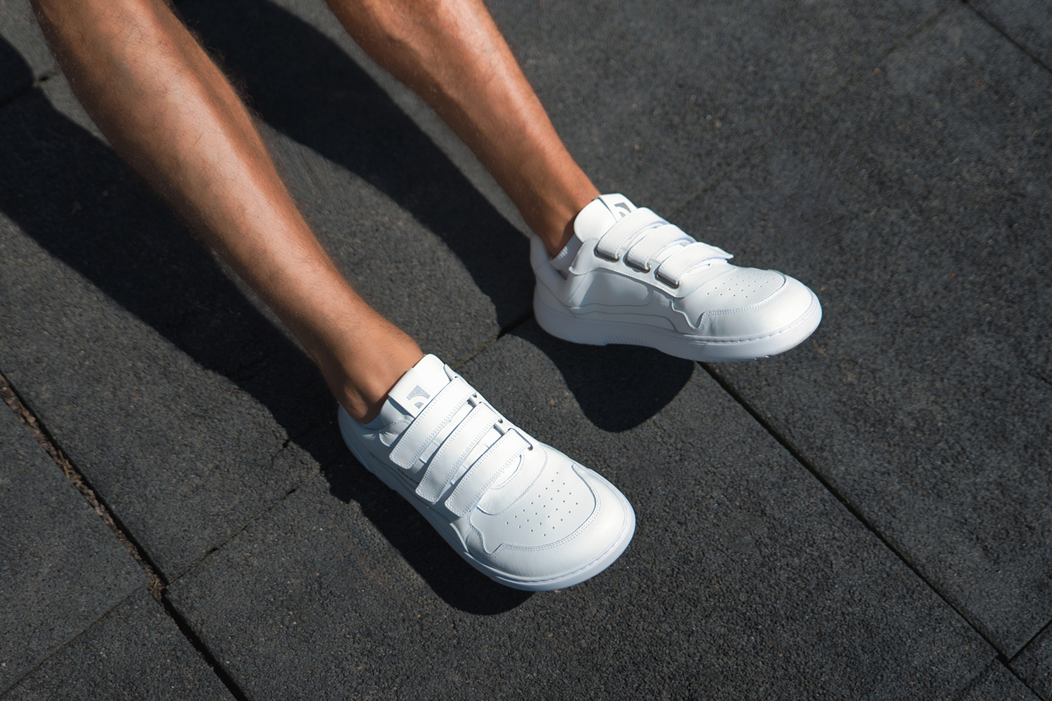 Barefoot Sneakers Barebarics Zing Velcro - All White - Leather.
Forma anatomica - le sneakers rispettano la forma dei piedi.
Più informazioni
calzatura da cittàdesign urbano modernoprogettate e prodotte a mano in UE con materiali locali e sostenibiliottima resistenza e costanza dei colori dei materialidisponibili nelle taglie: 36-47 (secondo le misure europee)