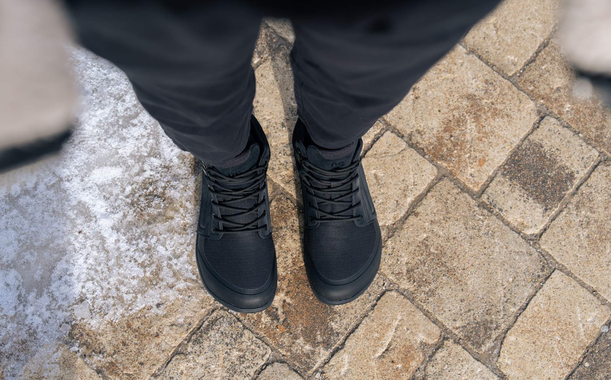 Barefoot scarpe Be Lenka ArcticEdge - All Black.
  le scarpe barefoot imitano perfettamente la camminata a piedi nudi, proprio come previsto dalla natura  tomaia tecnica in resistente materiale ripstop + TPU + PU  membrana impermeabile traspirante e ottime proprietà isolanti (ogni paio supera un test di impermeabilità)  versatile suola invernale ThermoGrip Neo con battistrada antiscivolo ed eccellente flessibilità  la fodera e il plantare Primaloft combinano leggerezza, eccezionali proprietà termiche e resistenza all'acqua  Puntale resistente
Vantaggi delle scarpe a piedi nudi:
  suola flessibile  zero drop: tallone e punta a filo per una postura corretta  alloggiamento spazioso per le dita dei piedi  scarpa leggera
Tipo: vychádzková obuv