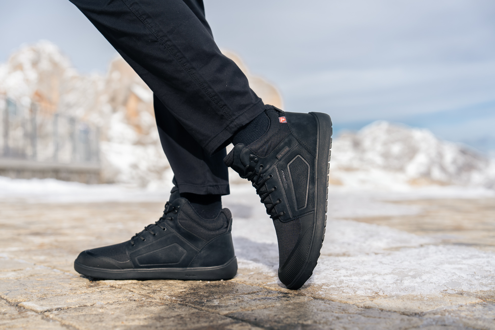 Barefoot scarpe Be Lenka ArcticEdge - All Black.
  le scarpe barefoot imitano perfettamente la camminata a piedi nudi, proprio come previsto dalla natura  tomaia tecnica in resistente materiale ripstop + TPU + PU  membrana impermeabile traspirante e ottime proprietà isolanti (ogni paio supera un test di impermeabilità)  versatile suola invernale ThermoGrip Neo con battistrada antiscivolo ed eccellente flessibilità  la fodera e il plantare Primaloft combinano leggerezza, eccezionali proprietà termiche e resistenza all'acqua  Puntale resistente
Vantaggi delle scarpe a piedi nudi:
  suola flessibile  zero drop: tallone e punta a filo per una postura corretta  alloggiamento spazioso per le dita dei piedi  scarpa leggera
Tipo: vychádzková obuv