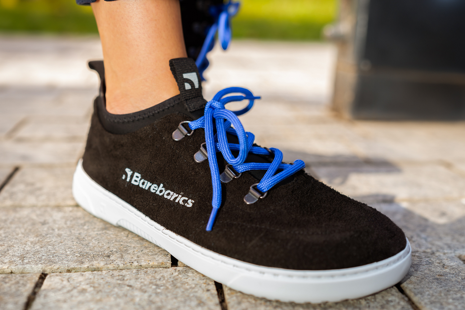 Barefoot Sneakers Barebarics Bronx - Black.
Le sneaker Barebarics sono prodotte utilizzando processi che riducono al minimo l'impatto sull'ambiente.
  La tomaia è composta da pelle e tessuto  La fodera è prodotta in lycra e microfibra  La suola è prodotta in gomma morbida sintetica ed è molto resistente all’usura.




Attributi barefoot
    Forma anatomica – la scarpa sportiva ricalca la forma del piede.

Più informazioni
calzatura da cittàdesign urbano modernoprogettato e realizzato a mano con materiali locali e sostenibili nell’Unione Europeaottima resistenza e consistenza del coloredisponibile nella taglia 36-47 (secondo le misure UE)