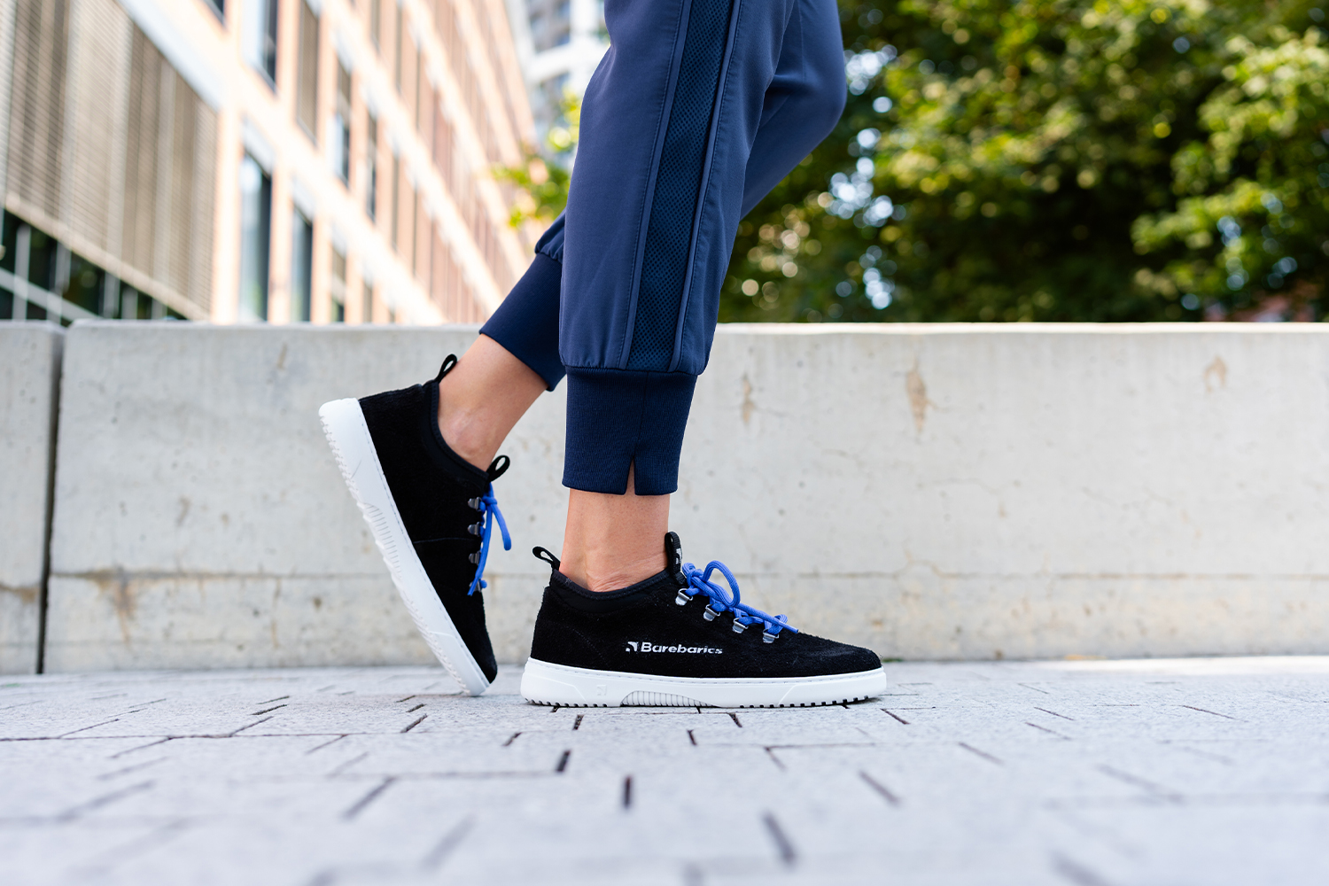 Barefoot Sneakers Barebarics Bronx - Black.
Le sneaker Barebarics sono prodotte utilizzando processi che riducono al minimo l'impatto sull'ambiente.
  La tomaia è composta da pelle e tessuto  La fodera è prodotta in lycra e microfibra  La suola è prodotta in gomma morbida sintetica ed è molto resistente all’usura.




Attributi barefoot
    Forma anatomica – la scarpa sportiva ricalca la forma del piede.

Più informazioni
calzatura da cittàdesign urbano modernoprogettato e realizzato a mano con materiali locali e sostenibili nell’Unione Europeaottima resistenza e consistenza del coloredisponibile nella taglia 36-47 (secondo le misure UE)