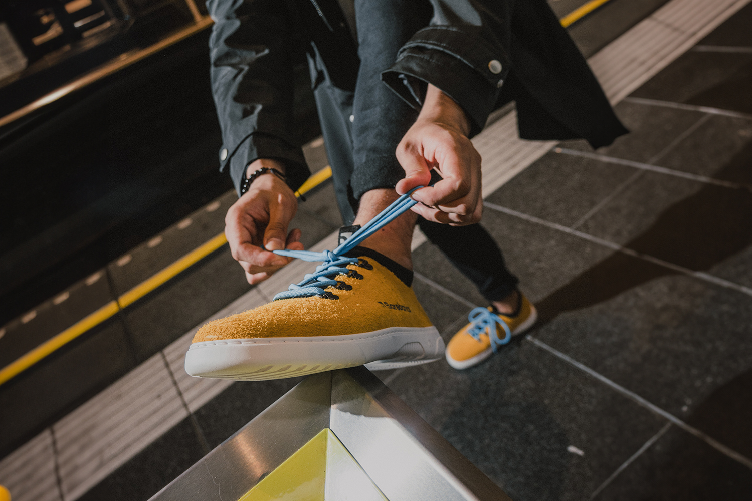 Barefoot Sneakers Barebarics Bronx - Mustard.
Le sneaker Barebarics sono prodotte utilizzando processi che riducono al minimo l'impatto sull'ambiente.
  La tomaia è composta da pelle e tessuto  La fodera è prodotta in lycra e microfibra  La suola è prodotta in gomma morbida sintetica ed è molto resistente all’usura.




Attributi barefoot
    Forma anatomica – la scarpa sportiva ricalca la forma del piede.

Più informazioni
calzatura da cittàdesign urbano modernoprogettato e realizzato a mano con materiali locali e sostenibili nell’Unione Europeaottima resistenza e consistenza del coloredisponibile nella taglia 36-47 (secondo le misure UE)