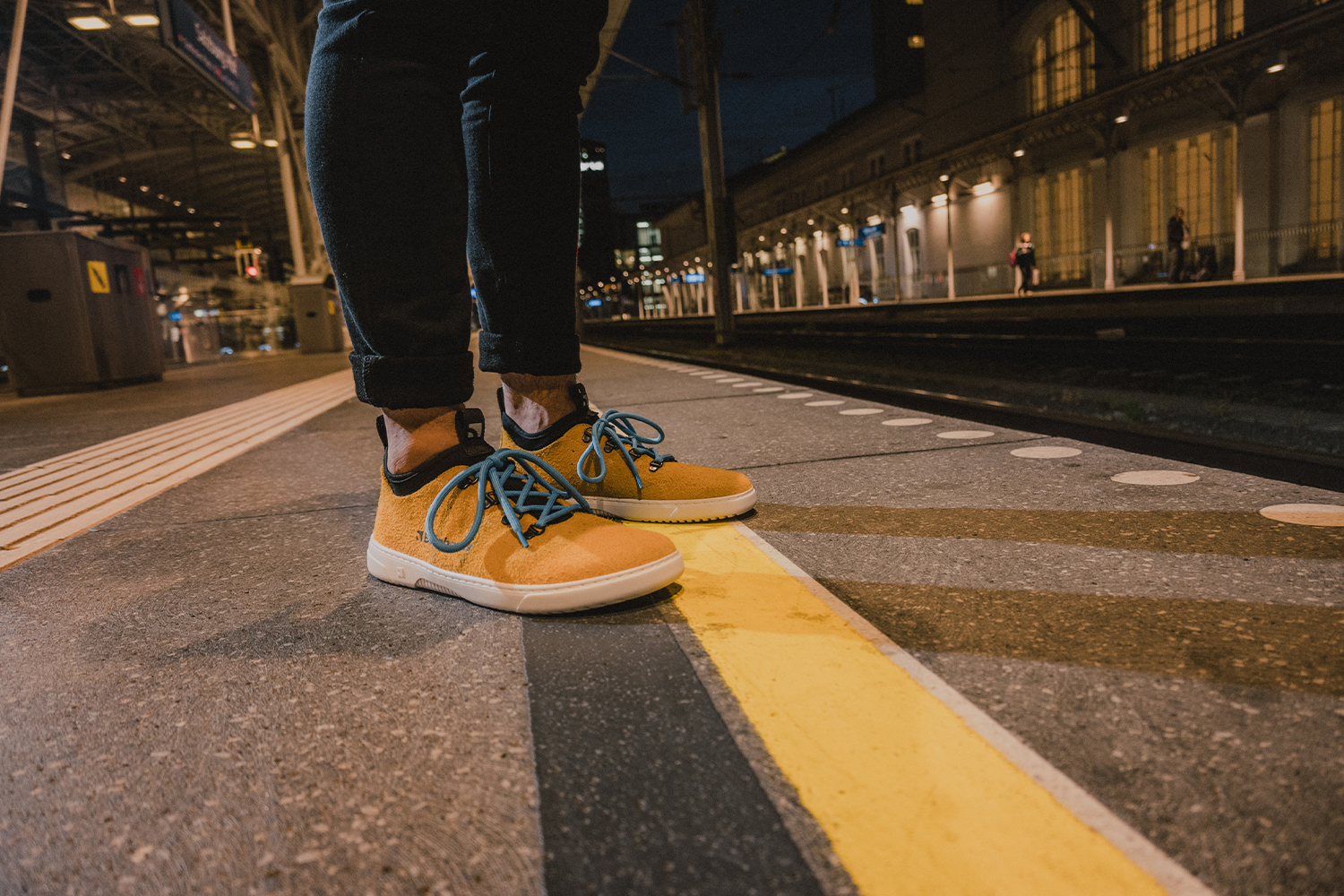 Barefoot Sneakers Barebarics Bronx - Mustard.
Le sneaker Barebarics sono prodotte utilizzando processi che riducono al minimo l'impatto sull'ambiente.
  La tomaia è composta da pelle e tessuto  La fodera è prodotta in lycra e microfibra  La suola è prodotta in gomma morbida sintetica ed è molto resistente all’usura.




Attributi barefoot
    Forma anatomica – la scarpa sportiva ricalca la forma del piede.

Più informazioni
calzatura da cittàdesign urbano modernoprogettato e realizzato a mano con materiali locali e sostenibili nell’Unione Europeaottima resistenza e consistenza del coloredisponibile nella taglia 36-47 (secondo le misure UE)