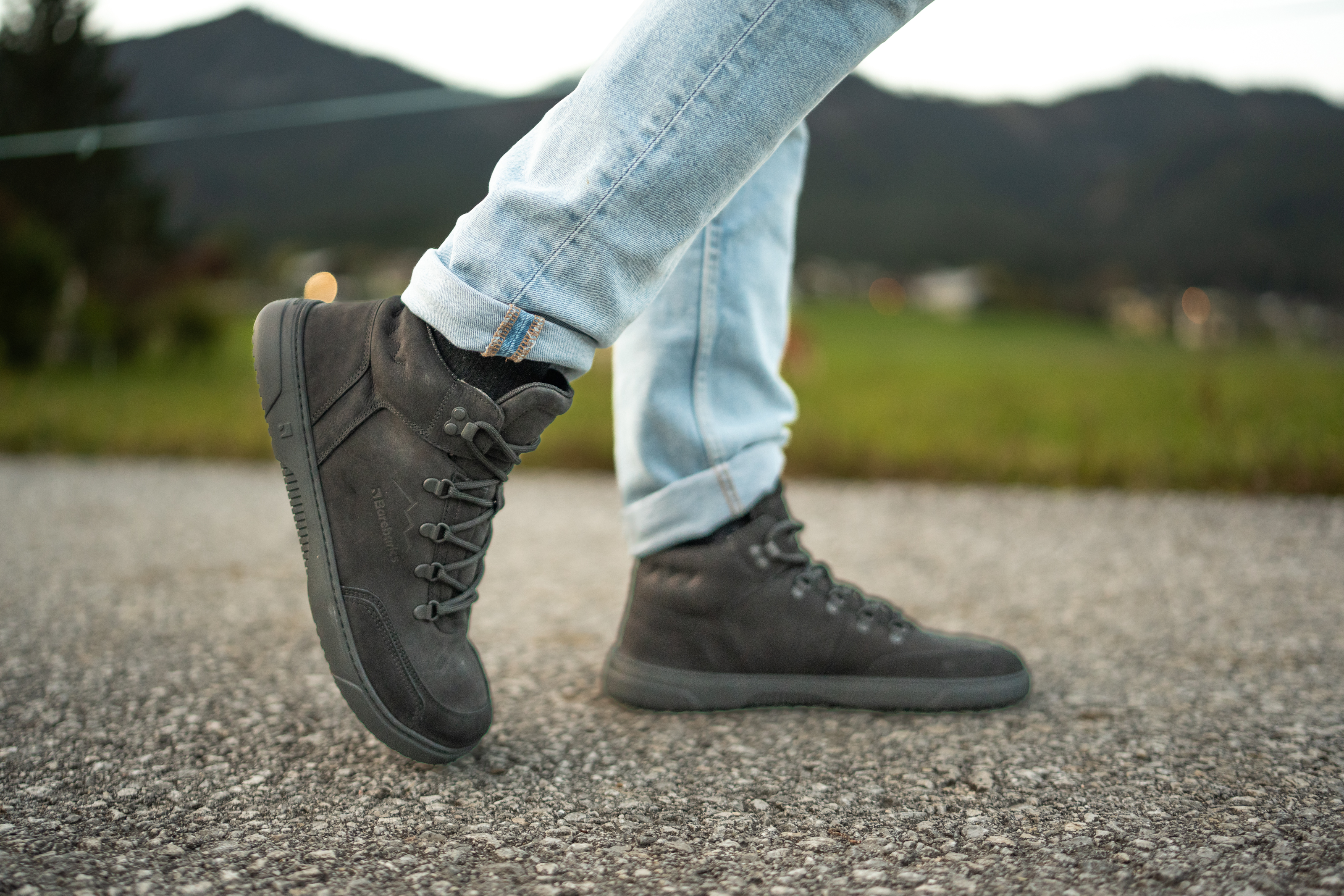 Barefoot Sneakers Barebarics Element - All Black.
Le sneaker Barebarics sono prodotte utilizzando processi che riducono al minimo l'impatto sull'ambiente.
  La tomaia è composta da pelle Nabuk con un trattamento impermeabilizzante anti - acqua.



Attributi barefoot
    Forma anatomica – la scarpa sportiva ricalca la forma del piede.

Più informazioni
calzatura da cittàdesign urbano modernoprogettato e realizzato a mano con materiali locali e sostenibili nell’Unione Europeaottima resistenza e consistenza del coloretecnologia Dermodry Coolmax® per il drenaggio dell’umiditàdisponibile nella taglia 36-47 (secondo le misure UE)