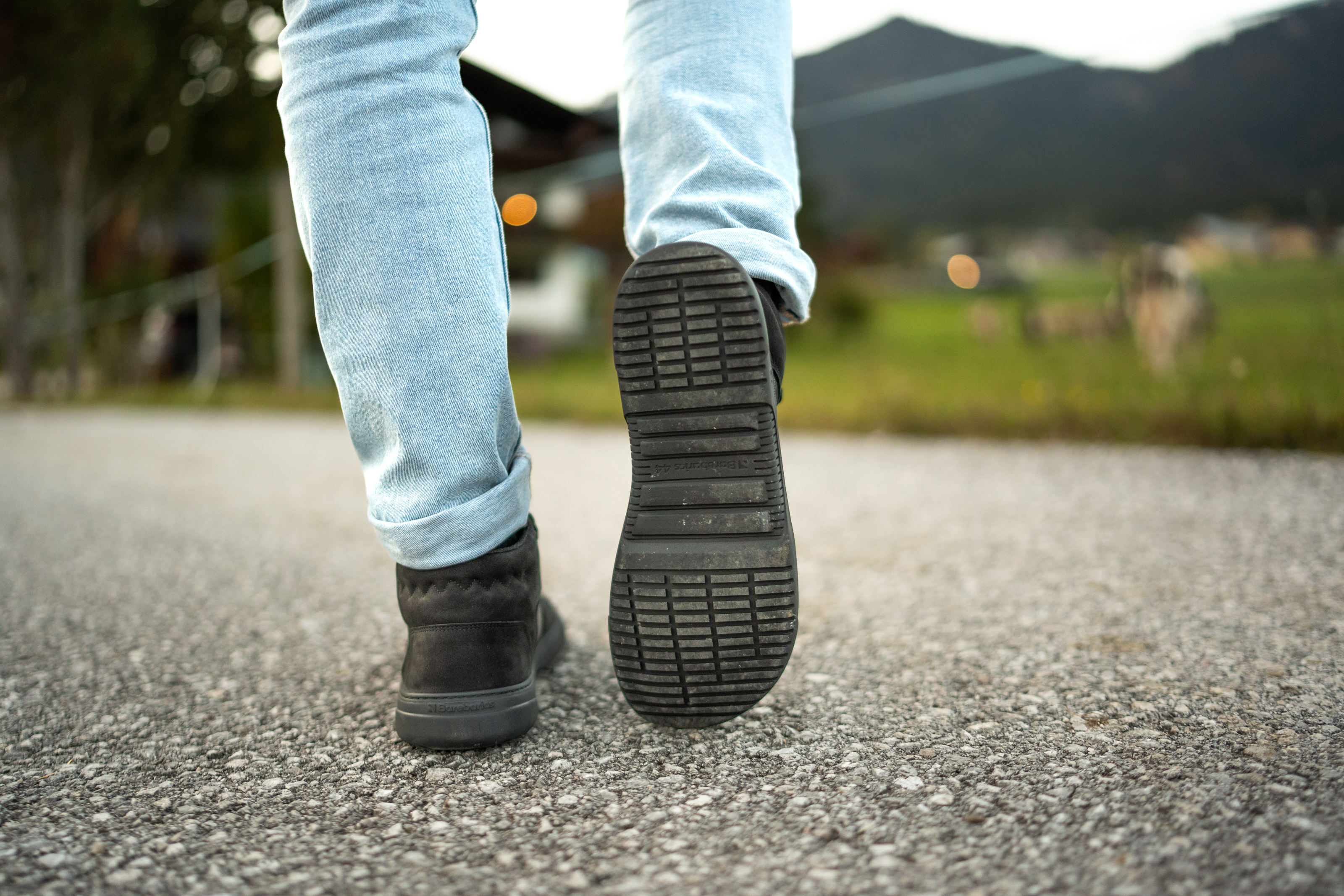 Barefoot Sneakers Barebarics Element - All Black.
Le sneaker Barebarics sono prodotte utilizzando processi che riducono al minimo l'impatto sull'ambiente.
  La tomaia è composta da pelle Nabuk con un trattamento impermeabilizzante anti - acqua.



Attributi barefoot
    Forma anatomica – la scarpa sportiva ricalca la forma del piede.

Più informazioni
calzatura da cittàdesign urbano modernoprogettato e realizzato a mano con materiali locali e sostenibili nell’Unione Europeaottima resistenza e consistenza del coloretecnologia Dermodry Coolmax® per il drenaggio dell’umiditàdisponibile nella taglia 36-47 (secondo le misure UE)