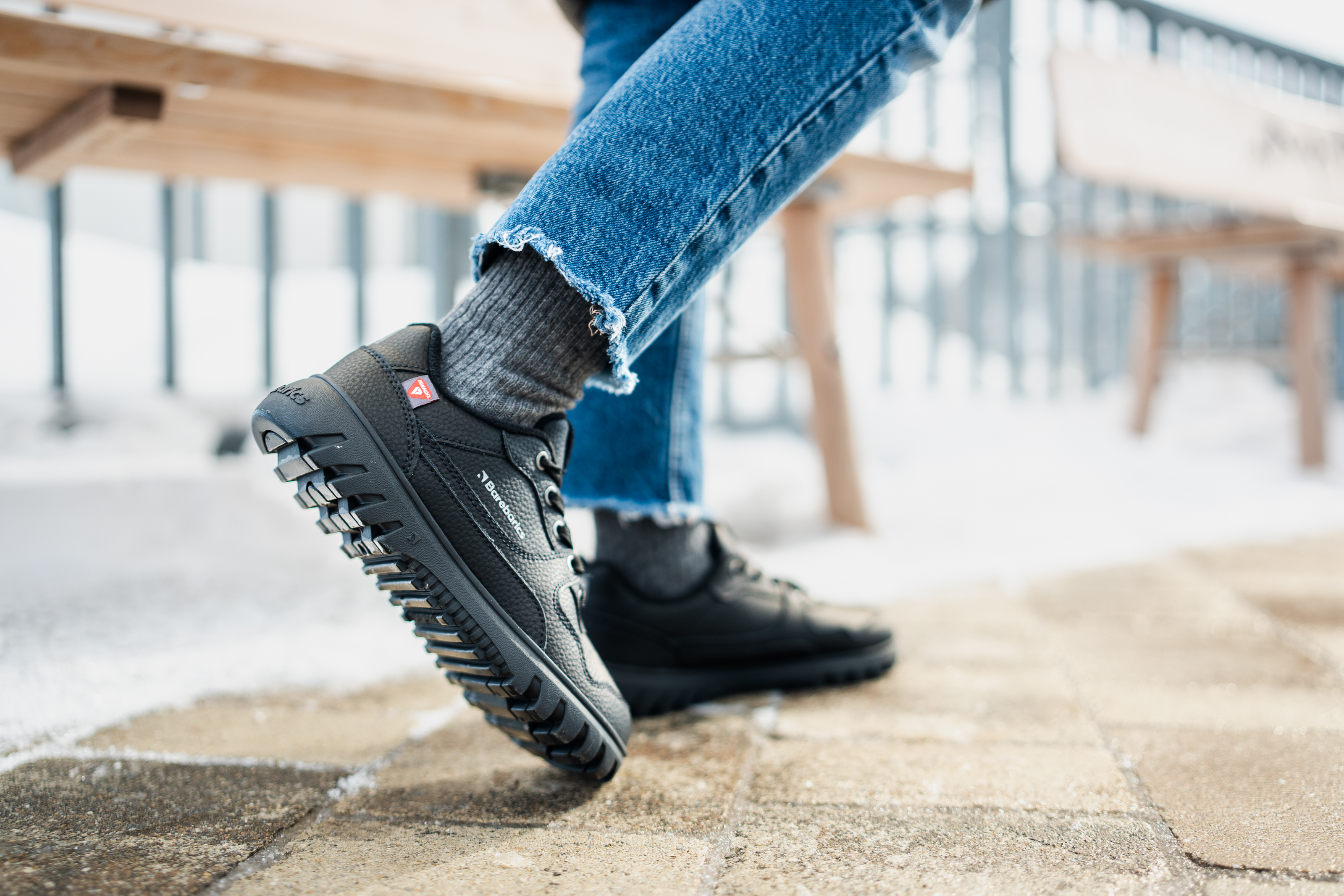 Barefoot Sneakers Barebarics Zing Frost - All Black.
  Tomaia: pelle  Fodera: pile + isolamento Primaloft  Soletta: PU + poliestere (rimovibile)  Suola: gomma (PowerGrip)  Produzione: Vietnam
Attributi barefoot:
  La suola Barebarics PowerGrip vanta un design che supporta la tua camminata e previene lo scivolamento  La tecnologia Primaloft utilizzata è il top tra i materiali termo-isolanti  Tomaia realizzata in pelle  Testato per un milione di flessioni
Vantaggi delle scarpe barefoot:
  Suola flessibile  Zero drop: tallone e punta allo stesso livello per una corretta postura  Punta spaziosa per le dita dei piedi  Scarpe leggere