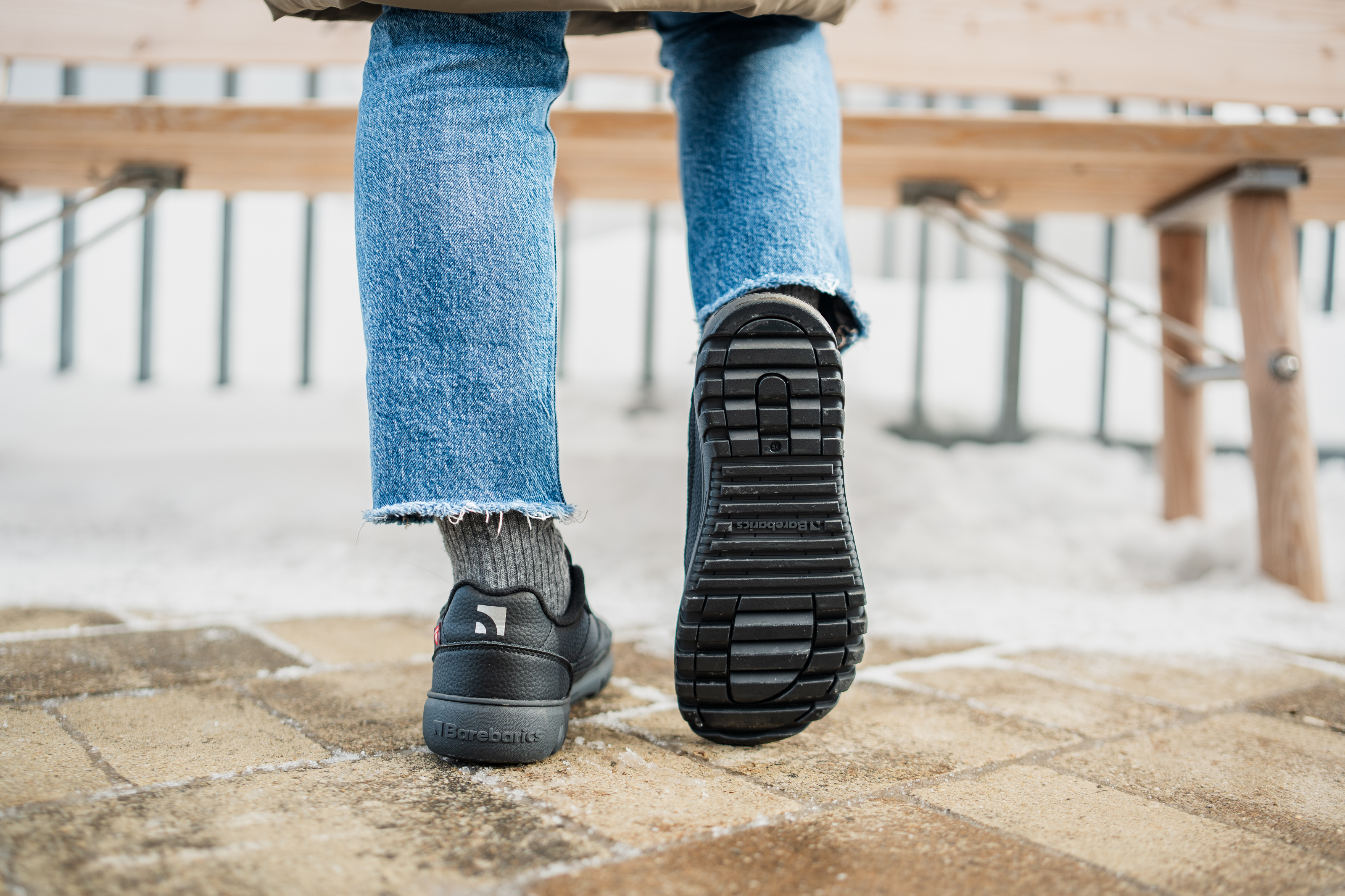 Barefoot Sneakers Barebarics Zing Frost - All Black.
  Tomaia: pelle  Fodera: pile + isolamento Primaloft  Soletta: PU + poliestere (rimovibile)  Suola: gomma (PowerGrip)  Produzione: Vietnam
Attributi barefoot:
  La suola Barebarics PowerGrip vanta un design che supporta la tua camminata e previene lo scivolamento  La tecnologia Primaloft utilizzata è il top tra i materiali termo-isolanti  Tomaia realizzata in pelle  Testato per un milione di flessioni
Vantaggi delle scarpe barefoot:
  Suola flessibile  Zero drop: tallone e punta allo stesso livello per una corretta postura  Punta spaziosa per le dita dei piedi  Scarpe leggere