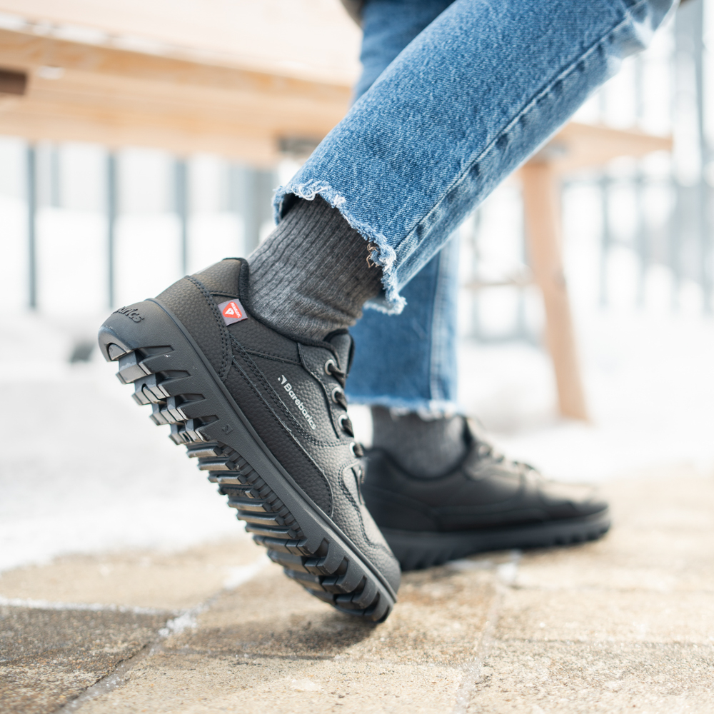 Barefoot Sneakers Barebarics Zing Frost - All Black.
  Tomaia: pelle  Fodera: pile + isolamento Primaloft  Soletta: PU + poliestere (rimovibile)  Suola: gomma (PowerGrip)  Produzione: Vietnam
Attributi barefoot:
  La suola Barebarics PowerGrip vanta un design che supporta la tua camminata e previene lo scivolamento  La tecnologia Primaloft utilizzata è il top tra i materiali termo-isolanti  Tomaia realizzata in pelle  Testato per un milione di flessioni
Vantaggi delle scarpe barefoot:
  Suola flessibile  Zero drop: tallone e punta allo stesso livello per una corretta postura  Punta spaziosa per le dita dei piedi  Scarpe leggere