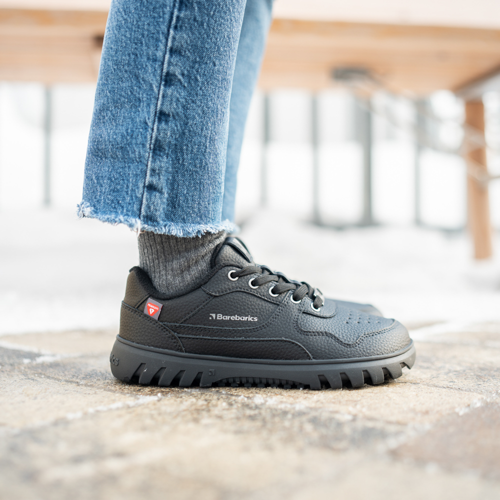 Barefoot Sneakers Barebarics Zing Frost - All Black.
  Tomaia: pelle  Fodera: pile + isolamento Primaloft  Soletta: PU + poliestere (rimovibile)  Suola: gomma (PowerGrip)  Produzione: Vietnam
Attributi barefoot:
  La suola Barebarics PowerGrip vanta un design che supporta la tua camminata e previene lo scivolamento  La tecnologia Primaloft utilizzata è il top tra i materiali termo-isolanti  Tomaia realizzata in pelle  Testato per un milione di flessioni
Vantaggi delle scarpe barefoot:
  Suola flessibile  Zero drop: tallone e punta allo stesso livello per una corretta postura  Punta spaziosa per le dita dei piedi  Scarpe leggere