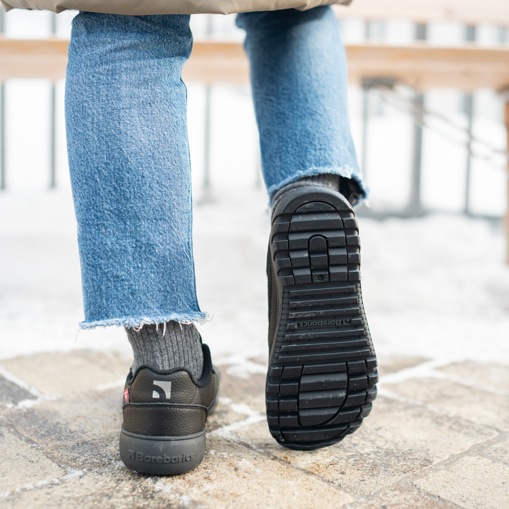 Barefoot Sneakers Barebarics Zing Frost - All Black.
  Tomaia: pelle  Fodera: pile + isolamento Primaloft  Soletta: PU + poliestere (rimovibile)  Suola: gomma (PowerGrip)  Produzione: Vietnam
Attributi barefoot:
  La suola Barebarics PowerGrip vanta un design che supporta la tua camminata e previene lo scivolamento  La tecnologia Primaloft utilizzata è il top tra i materiali termo-isolanti  Tomaia realizzata in pelle  Testato per un milione di flessioni
Vantaggi delle scarpe barefoot:
  Suola flessibile  Zero drop: tallone e punta allo stesso livello per una corretta postura  Punta spaziosa per le dita dei piedi  Scarpe leggere