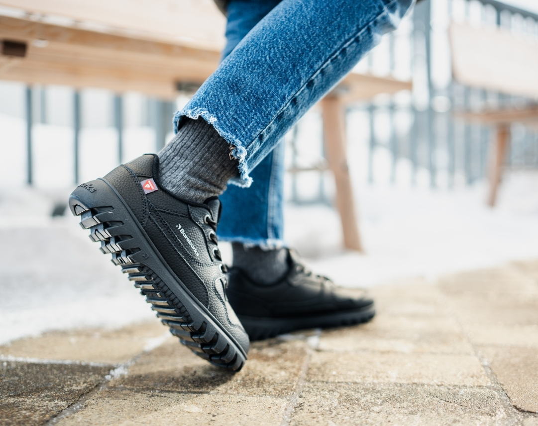 Barefoot Sneakers Barebarics Zing Frost - All Black.
  Tomaia: pelle  Fodera: pile + isolamento Primaloft  Soletta: PU + poliestere (rimovibile)  Suola: gomma (PowerGrip)  Produzione: Vietnam
Attributi barefoot:
  La suola Barebarics PowerGrip vanta un design che supporta la tua camminata e previene lo scivolamento  La tecnologia Primaloft utilizzata è il top tra i materiali termo-isolanti  Tomaia realizzata in pelle  Testato per un milione di flessioni
Vantaggi delle scarpe barefoot:
  Suola flessibile  Zero drop: tallone e punta allo stesso livello per una corretta postura  Punta spaziosa per le dita dei piedi  Scarpe leggere