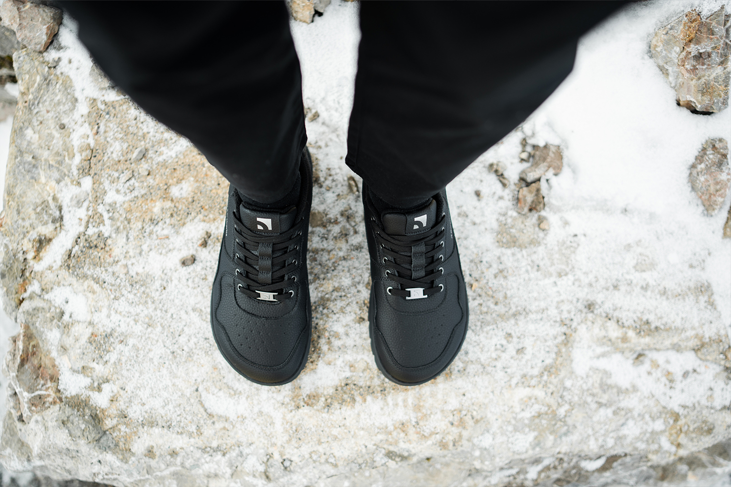 Barefoot Sneakers Barebarics Zing Frost - All Black.
  Tomaia: pelle  Fodera: pile + isolamento Primaloft  Soletta: PU + poliestere (rimovibile)  Suola: gomma (PowerGrip)  Produzione: Vietnam
Attributi barefoot:
  La suola Barebarics PowerGrip vanta un design che supporta la tua camminata e previene lo scivolamento  La tecnologia Primaloft utilizzata è il top tra i materiali termo-isolanti  Tomaia realizzata in pelle  Testato per un milione di flessioni
Vantaggi delle scarpe barefoot:
  Suola flessibile  Zero drop: tallone e punta allo stesso livello per una corretta postura  Punta spaziosa per le dita dei piedi  Scarpe leggere