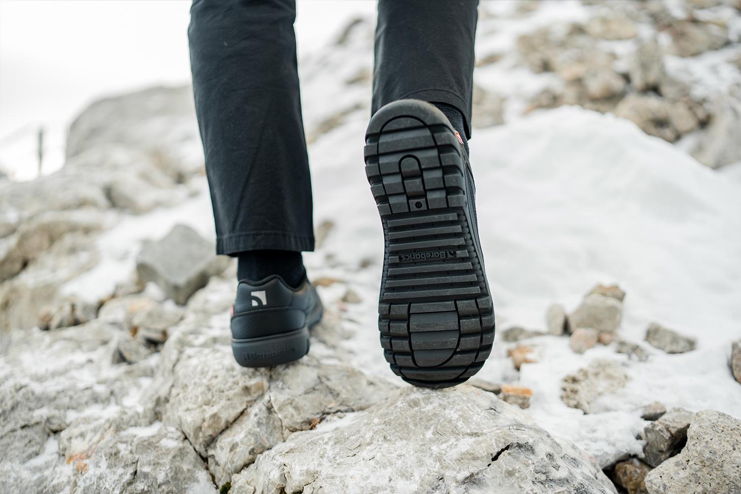 Barefoot Sneakers Barebarics Zing Frost - All Black.
  Tomaia: pelle  Fodera: pile + isolamento Primaloft  Soletta: PU + poliestere (rimovibile)  Suola: gomma (PowerGrip)  Produzione: Vietnam
Attributi barefoot:
  La suola Barebarics PowerGrip vanta un design che supporta la tua camminata e previene lo scivolamento  La tecnologia Primaloft utilizzata è il top tra i materiali termo-isolanti  Tomaia realizzata in pelle  Testato per un milione di flessioni
Vantaggi delle scarpe barefoot:
  Suola flessibile  Zero drop: tallone e punta allo stesso livello per una corretta postura  Punta spaziosa per le dita dei piedi  Scarpe leggere