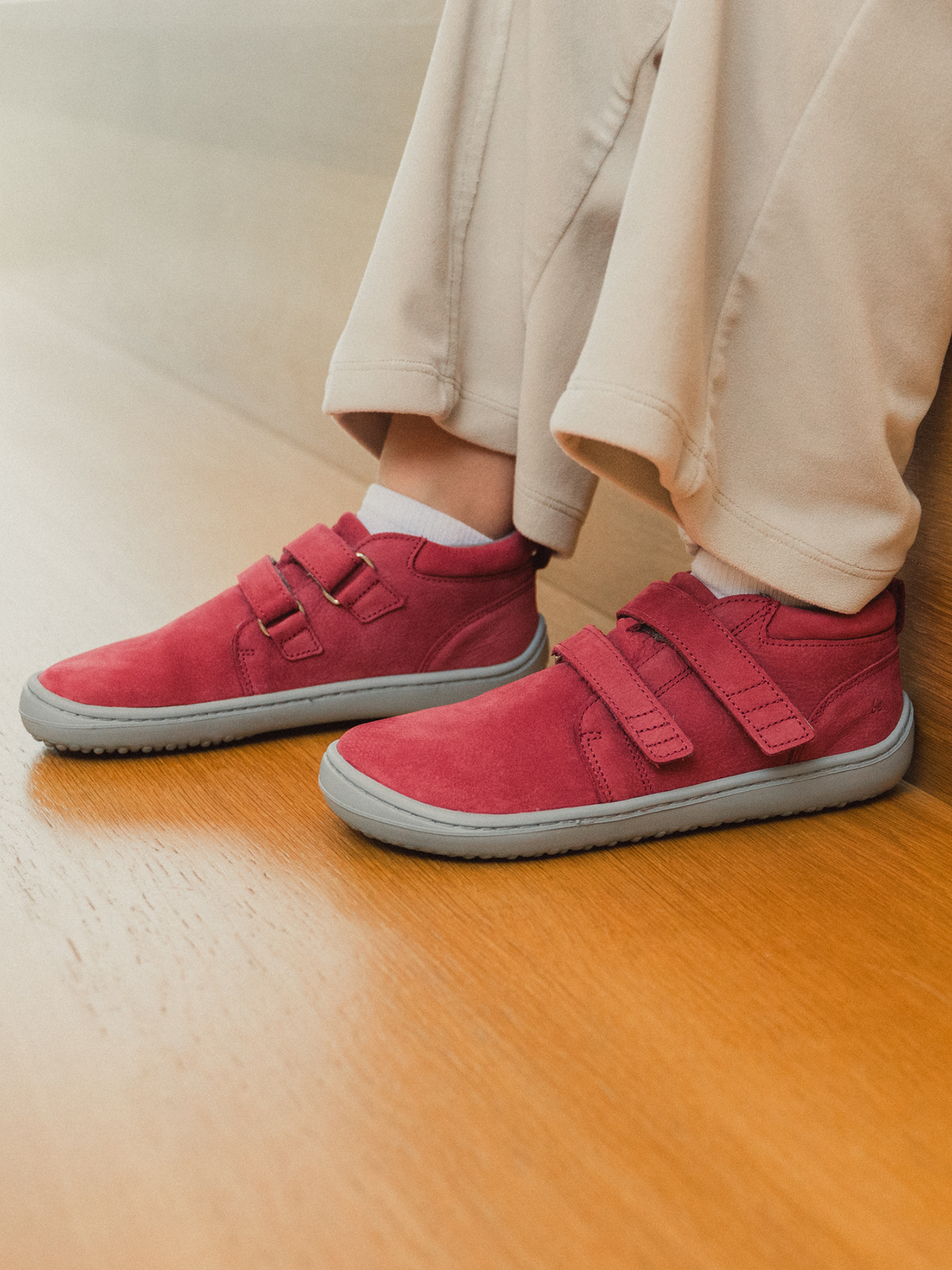 Barefoot scarpe bambini Be Lenka Play - Raspberry Pink.
  scarpe barefoot riproducono perfettamente la sensazione di camminare a piedi nudi come vorrebbe la natura  Suola ricucita per una maggior durata  La suola KidsComfort grazie al suo grip garantisce una perfetta stabilità  Tallone in pelle per un maggior comfort e resistenza  Fodera in tessuto piacevole al tatto  Logo di stile Be Lenka stampato
I vantaggi della scarpa Barefoot:
   Suola ultra flessibile   Zero drop (il tallone e la punta sono alla stessa altezza per una corretta postura)   Punta maggiorata per dita più rilassate   Scarpa leggera
Tipo: calzatura da città