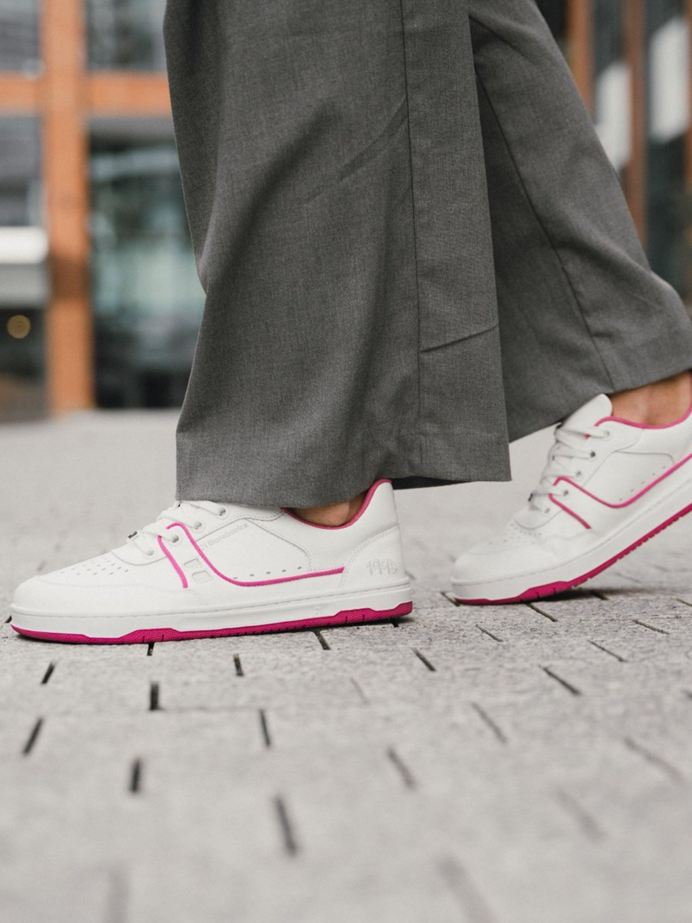Barefoot Sneakers Barebarics Arise - White & Raspberry Pink.
La tomaia è di pelle nappa liscia di prima scelta.
Attributi Barefoot
Forma anatomica – le sneakers rispettano la forma dei piedi.
Più informazioni:
calzatura da cittàdesign urbano modernoprogettate e prodotte a mano in UE da materiali locali e sostenibiliottima resistenza e costanza dei colori dei materialidisponibili nelle taglie: 36-47 (secondo le misure europee)EAN/SKU: %eanorsku%